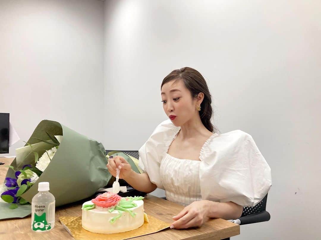 神崎恵さんのインスタグラム写真 - (神崎恵Instagram)「・ ケーキを差し入れしたら🧁🍰🍮 わたしもかわいいケーキをいただいてしまいました🎂 まるっとたいらげてしまいそうなほど、美味しいヴィーガンケーキでした。 ヘルシーで美味しい食べ物が続々と増えて、 食べることが更に楽しい。 幸せなことです。 この日は、ベースを明るめセミマットで仕上げて赤リップでコントラストを際立たせました💄」9月19日 13時39分 - megumi_kanzaki