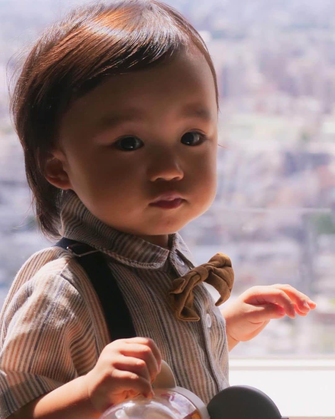 田中亜希子さんのインスタグラム写真 - (田中亜希子Instagram)「日々少年を育てていると怒ってばかりの自分に気付く。 そして癒しをくれる存在は絶大♡  自分の息子の小さい頃を思い出しながら。  うちの息子たちは年齢のわりに幼いことを私は気にしていたけれど、 そんなことはあと数年したらあの頃は可愛かったなって思うのだろうね＾＾ なにはともあれ人として大事なことがわかっていれば大丈夫🙆‍♀️ 夫がいつも言っていること。 大切にしよう。  甥っ子くんが可愛すぎて可愛すぎて😭私の仲良し友達もきてくれてみんなで愛でてました☺︎またおばちゃんたちと遊んでね♡  たくさん食べて、寝て、笑って幸せに育ちますように✨  #甥っ子#赤ちゃん#1歳#ベビー#baby#love」9月19日 17時33分 - akiico