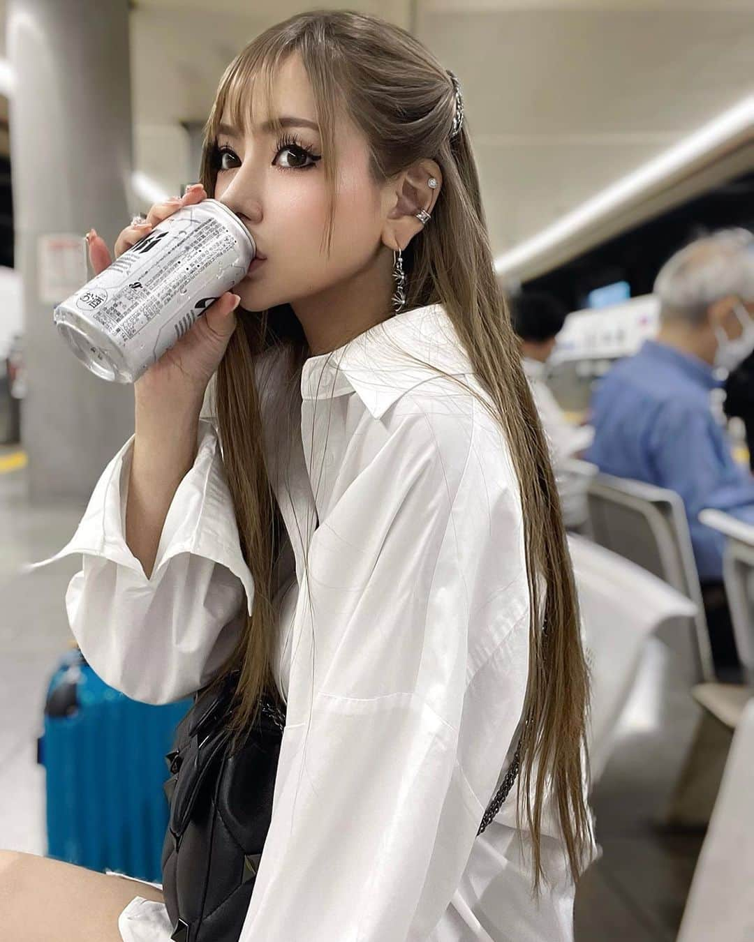 葉月芽生さんのインスタグラム写真 - (葉月芽生Instagram)「.  かんぱいしよー😍!!  旅行は移動から飲みたい派です🚅🫰💓 みんなはー❔  #trip  #beer  #love」9月19日 18時16分 - mei_hazuki