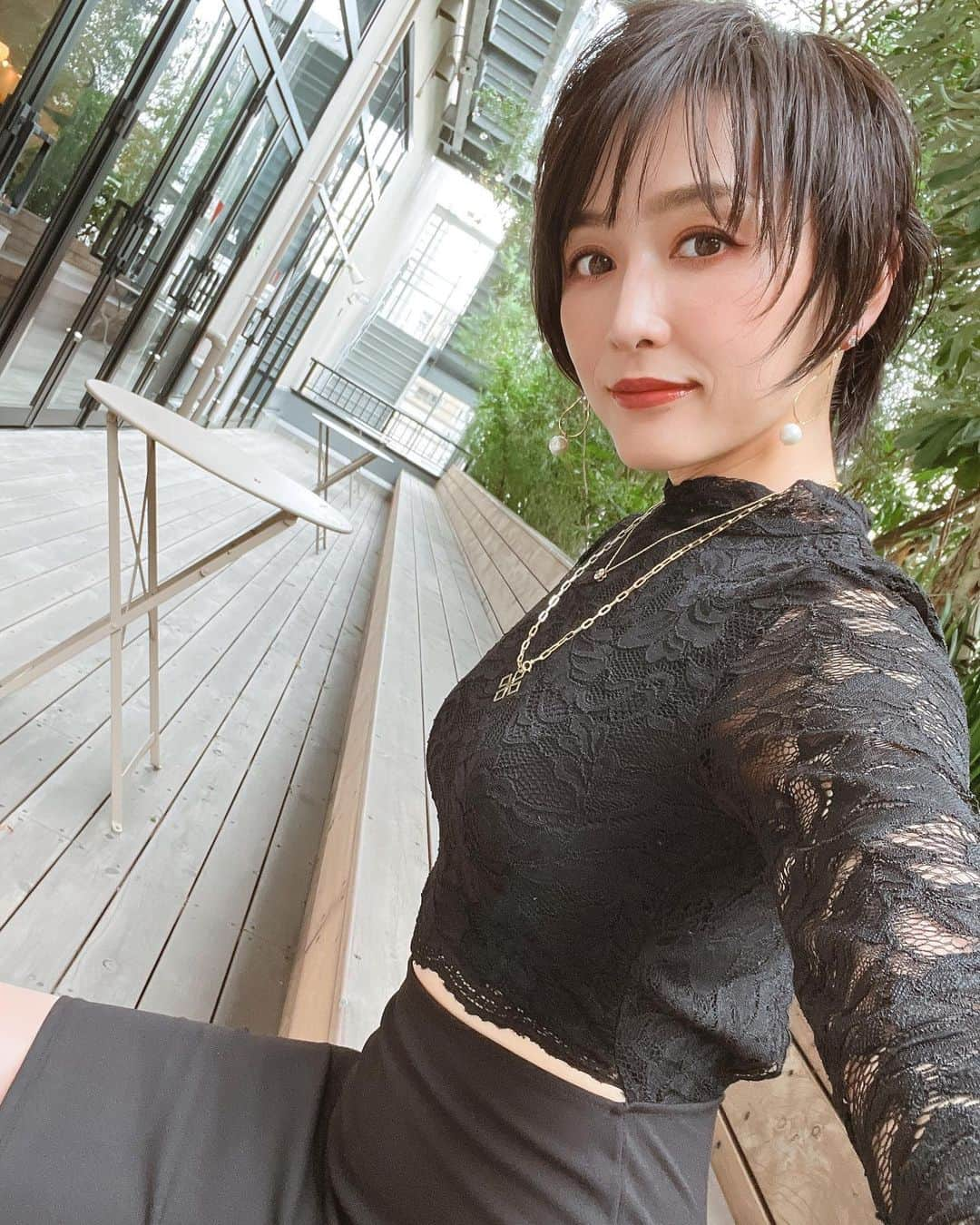 杏さゆりさんのインスタグラム写真 - (杏さゆりInstagram)「38歳最後の投稿になるかなー？？☺️ . 結婚パーティでの格好を✨ LAで買ったワンピ。たしか3〜4千円😂 お腹と背中がガバーっと開いてます🤭 . 最近付けてる大きいネックレスは今私がデザインしている試作品なのだ✨ . 今日は雨だしお家でお掃除と断捨離中☺️ 気持ち良く39歳をむかえる為に。。。🍀✨ . #9月20日 #38歳ラスト #杏さゆり #SayuriAnzu」9月19日 18時23分 - anzu_sayuri_official