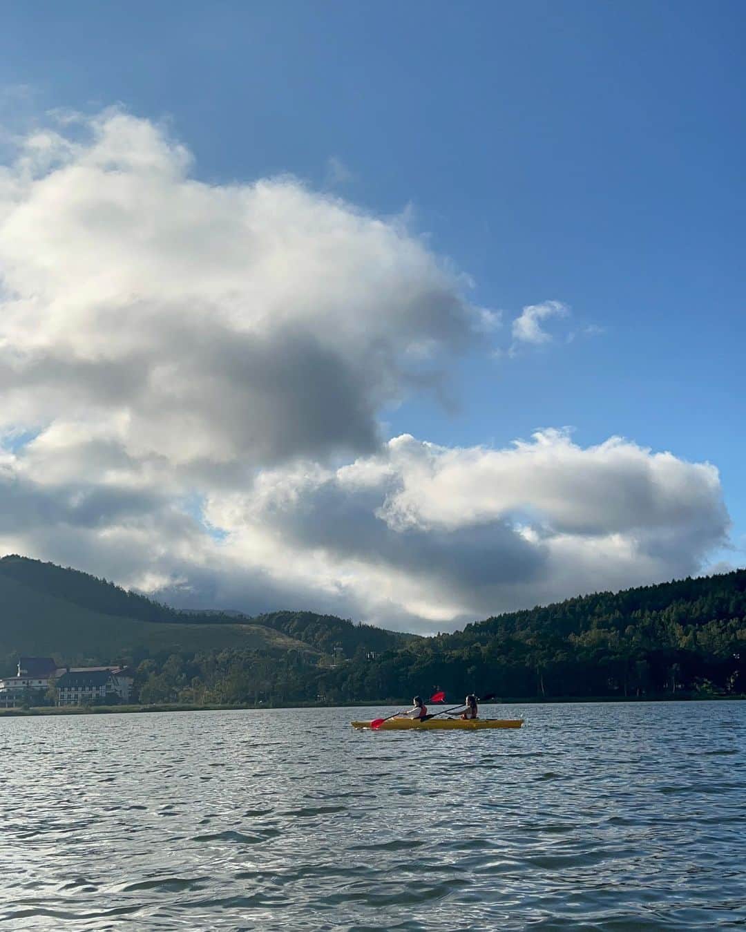 NANAMIさんのインスタグラム写真 - (NANAMIInstagram)「@littlegrebe_shirakabako   この間の週末に白樺湖に✨ お天気にも恵まれて澄んだ空気と綺麗な景色に ひたすらに癒された🤍  @yatsugatake_adventure 湖で初カヌーしたりサップしたり早朝からMATEで山を登って雲海見たり☁️ アクティビティも楽しめてゆっくりしつつ 体動かせていい旅でした🤍  #nanami_trip」9月19日 18時23分 - nanami023