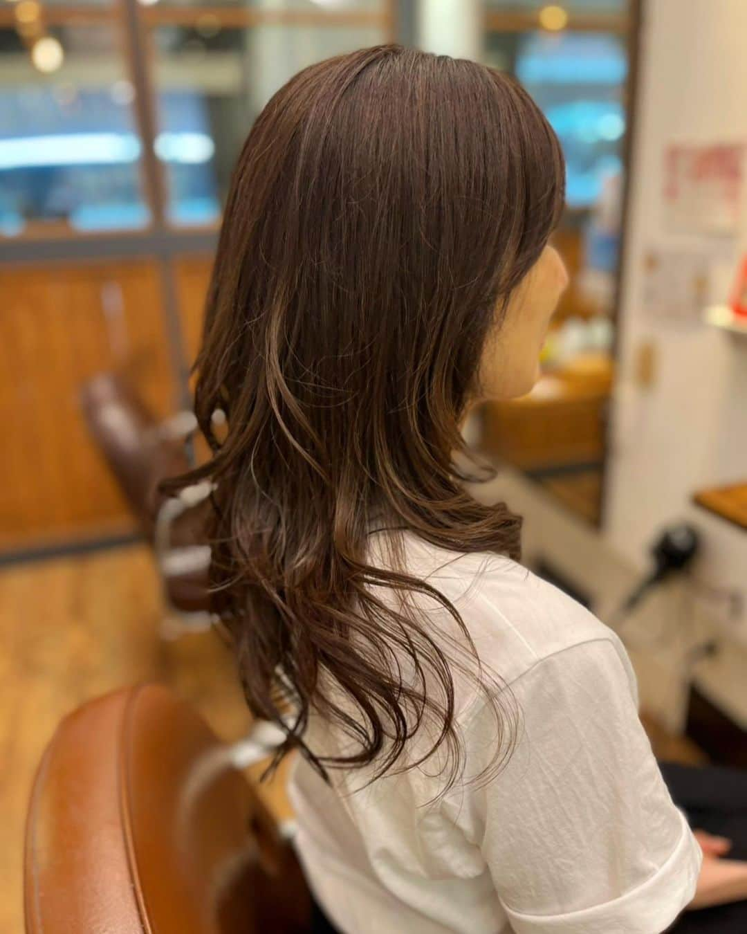 machi28777さんのインスタグラム写真 - (machi28777Instagram)「【秋ヘアにお着替え🍁】  アッシュベースのラベンダーカラー  ストール巻いたり セーター着たり そんな楽しみがいっぱいの季節♬  だからこそヘアは ツヤと質感重視でしっとりと💖 前髪も少し変化させて カシミヤに埋もれても動きありで！  夏のダメージがあまりなくて お手入れできていたようで 褒められた♬  私がやっているのは、 ☑︎根元のマッサージブラシッング ☑︎腸活で血液質改善と毛先まで栄養補給  毎日の積み重ね大事だね💖  @minna_no_kita3  @salon_and   キタハラさーん 今日もありがとうございました😊  秋が深まったら ヘアアレンジ講座してもらいたいな💖みんなどう？？興味ある？  #hair #longhair  #秋髪 #ヘアサロン #サロンアンド #machibasic #腸活 #血液の質 #fashion #ootd」9月19日 18時38分 - machi28777_