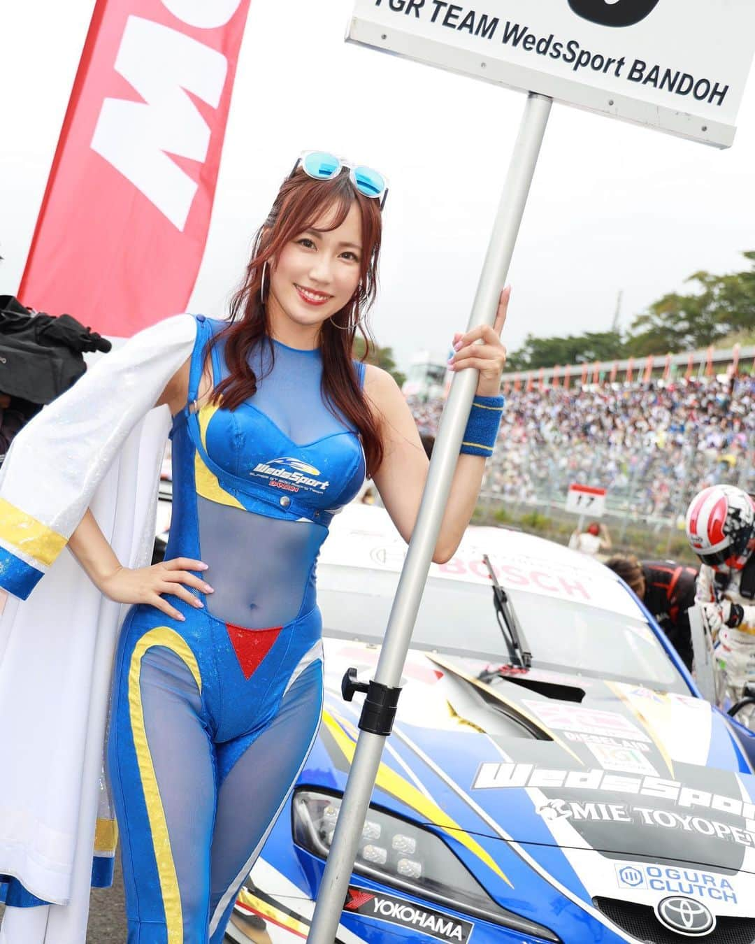 霧島聖子さんのインスタグラム写真 - (霧島聖子Instagram)「SUPER GT Rd.6 SUGO 昨日の決勝日も沢山の応援ありがとうございました✨ レース途中で雨が降り始めてしまい、 不安定で難しいコンディションの中の決勝となりましたが TGR TEAM WedsSport BANDOH  19号車は無事完走しました🏁  今回のGTから遂に大旗振りが復活しまして、 応援隊の方々が大旗を振って エールを送って下さっている姿を見て とても感動しました🥹✨ スタート進行中にファンの方々が手を振ってくれたり タオルを掲げてくれたり！皆の応援全部届いていたよ☺️ 本当にありがとうございました💛💙  次戦は来月のオートポリスです❤️‍🔥 今月大分でトークショーに出演しているので その時お会いできた皆さんにもまたオートポリスで 再会出来ると思うと尚更楽しみです((o(｡>ω<｡)o)) チームの皆さんの情熱や努力が最高の結果となりますように…！ 次戦も熱く盛り上がって私たちと爆走しましょう！！  bandoh_19  @weds_co.ltd  @wedssport #それいけ坂東ちゃん #SUPERGT #SGT #GT #サーキット #racequeen #RQ #決勝日 #ポールポジション #スポーツランドSUGO #菅生 #PP #コスチュームグランプリ  #racingprojectbandoh #SUGO #19号車の日 #tgrteamwedssportbandoh #wedssport #BANDOH #wedssportbandoh #爆走坂東組 #コスチューム #sexy #wedssportadvangrsupra #決勝日 #決勝結果」9月19日 19時02分 - seiko_kirishima