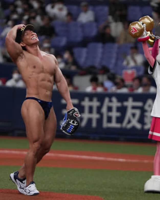 横川尚隆さんのインスタグラム写真 - (横川尚隆Instagram)「京セラドームで行われたオリックスvsソフトバンク戦で始球式をやらせていただきました😭😭 大好きな野球😭 夢が叶った😭 ほんとうに幸せでした😭選手の皆様、関係者の皆様、球場におられた皆様、野球ファンの皆様本当にありがとうございました🙇‍♂️ 幸せです！！幸せな人生でした😭 ⁡ 選手の皆様めちゃくちゃかっこよかったなー😭 試合もやばすぎた最後まで興奮しっぱなしあんな試合生でみれてもうほんとに😭 ⁡ 1枚目めちゃくちゃいい球なげた後みたいになってますが大暴投です。。笑 132kmでした。大暴投だけど。 132でストライクはいったらカッコついたのにね、ここで大暴投になってしまうのが横川尚隆なんですよねきっと🫠 ⁡ 心の奥底から幸せでした😭🙇‍♂️ ありがとうございました🙇‍♂️ ⁡ ⁡#オリックス#オリックスバファローズ #ソフトバンク#ソフトバンクホークス  #横川くんの筋肉ちゃんねる#THEBUILD#bodybuilding#ボディビル#training#workout #トレーニング#ワークアウト#筋トレ#fitness#フィットネス#筋肉 #腹筋#physique#フィジーク」9月19日 19時10分 - yokokawa_naotaka