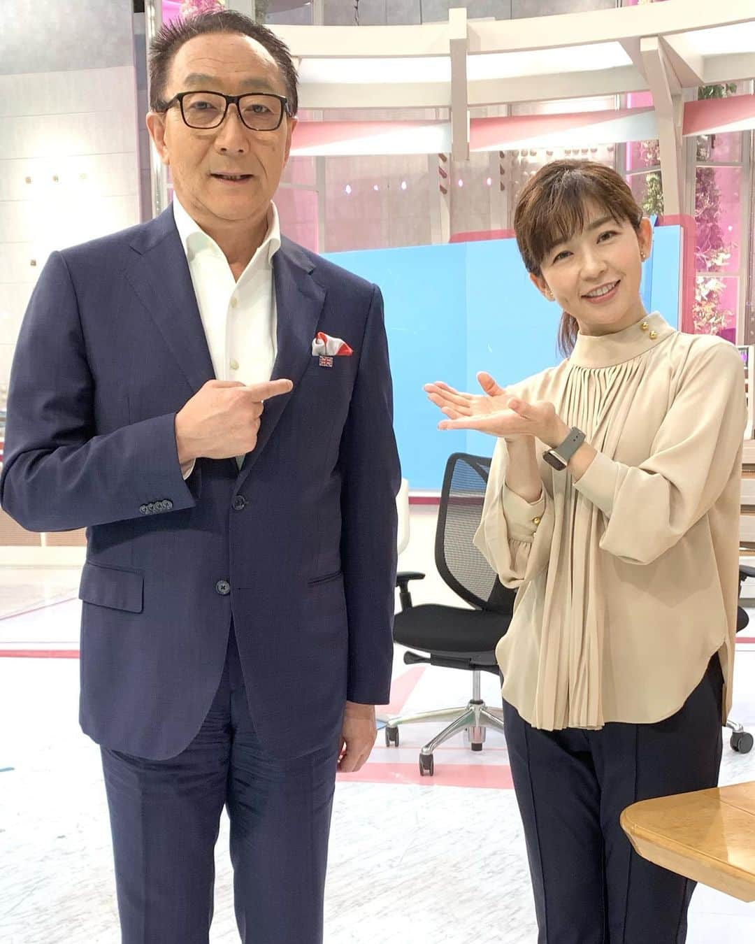 松尾由美子さんのインスタグラム写真 - (松尾由美子Instagram)「. 台風14号の影響が これから関東や北日本にも出てきます。 関東では明日の通勤通学時間帯を直撃しそう。 飛んでくるものや冠水にくれぐれもお気をつけください。  渡辺コメンテーター、 さりげなくユニオンジャックを取り入れていました☺️  ブラウス KU-MU @kuum_official  パンツ 大松サンパリエ @daimatsusanparie  アクセサリー お世話や @osewaya_official  ベージュ×ネイビーの上品なスタイル。 優しい印象のベージュブラウスをネイビーのパンツと合わせて端正な着こなしに。 ブラウスのプリーツがコーデをエレガントにしてくれます。  #松尾由美子 #松尾と服 #スーパーJチャンネル #Jチャン #テレビ朝日 #イギリス  #ユニオンジャック」9月19日 19時16分 - yumikomatsuo5