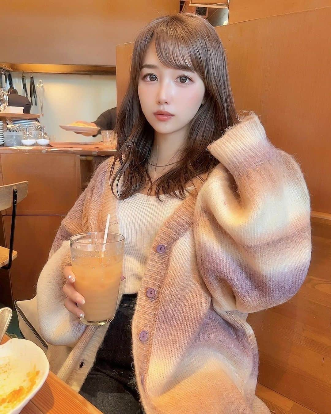 加藤里奈さんのインスタグラム写真 - (加藤里奈Instagram)「⋆  スタジオ撮影写真と 外写真 どっちが好き？🤭🤍  新しくゲットした EVRIS ꒰  @evris_official ꒱の グラデーションニットカーディガン、 お気に入りすぎてたくさん撮ってもらった🥺🤍  私が着てるのはブラウンだよ🤎 グラデカラーが秋らしくてめっちゃかわいい𓏧😢  イエベ秋なので、色味ぴったりだった✌🏻  今だと、ZOZOTOWNでお得に買えるみたい😌  https://zozo.jp/shop/evris/goods-sale/65819725/?did=108465798  #PR #EVRIS #ootd #fashion #instafood #instagram  #hairstyle #outfit #code #instafashion  #ファッション #撮影  #コーディネート #コーデ #今日の服  #EVRIS_グラデーションニットカーディガン #グラデーションニットカーディガン  撮影は @ryo.izumida 📸」9月19日 19時53分 - katoco0326