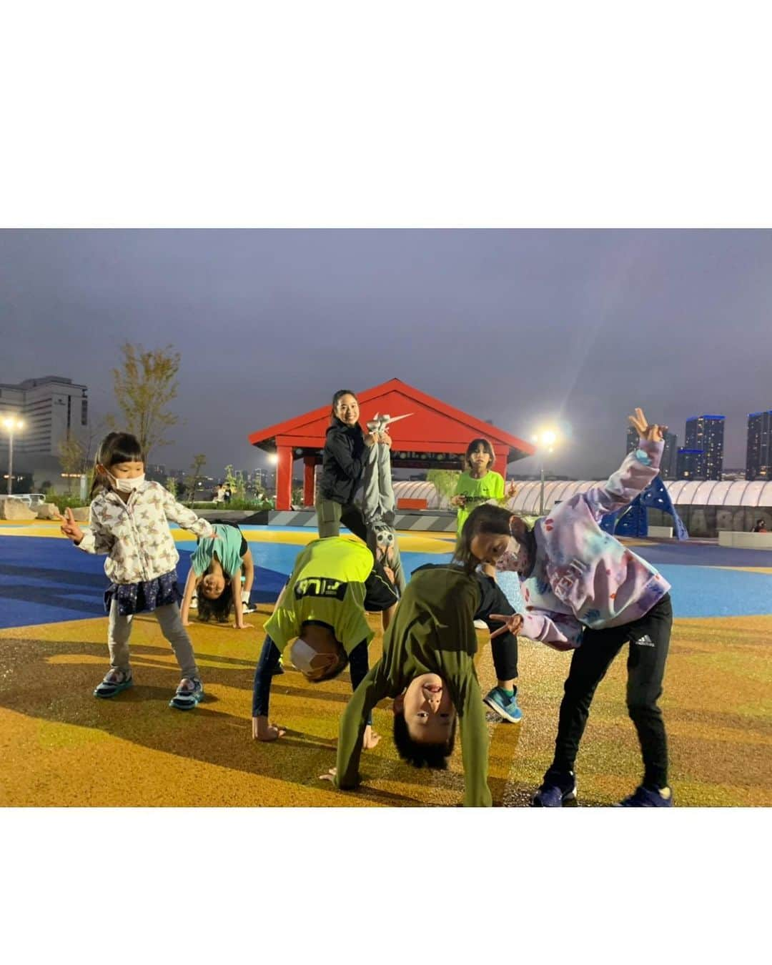 福内櫻子さんのインスタグラム写真 - (福内櫻子Instagram)「FINAL EVENT @tokyo_sport_playground で1年間Kids Run Clinic を担当しました！ 今日でTokyo sport playground は最後となりました。  寒い日も暑い日も遊んで走って笑って、一緒に汗を流した皆んな本当にありがとう🫶  沢山のエネルギーを皆からもらいました🔥 運動ができるできない関係なく楽しんでくれることが何より嬉しかった🌞  スポーツの楽しさを教えてくれた素晴らしい遊び場☑︎  #sports #kids #kidsrun #tokyosportplayground #run #runclinic #running」9月19日 20時35分 - sakurako_fukuuchi