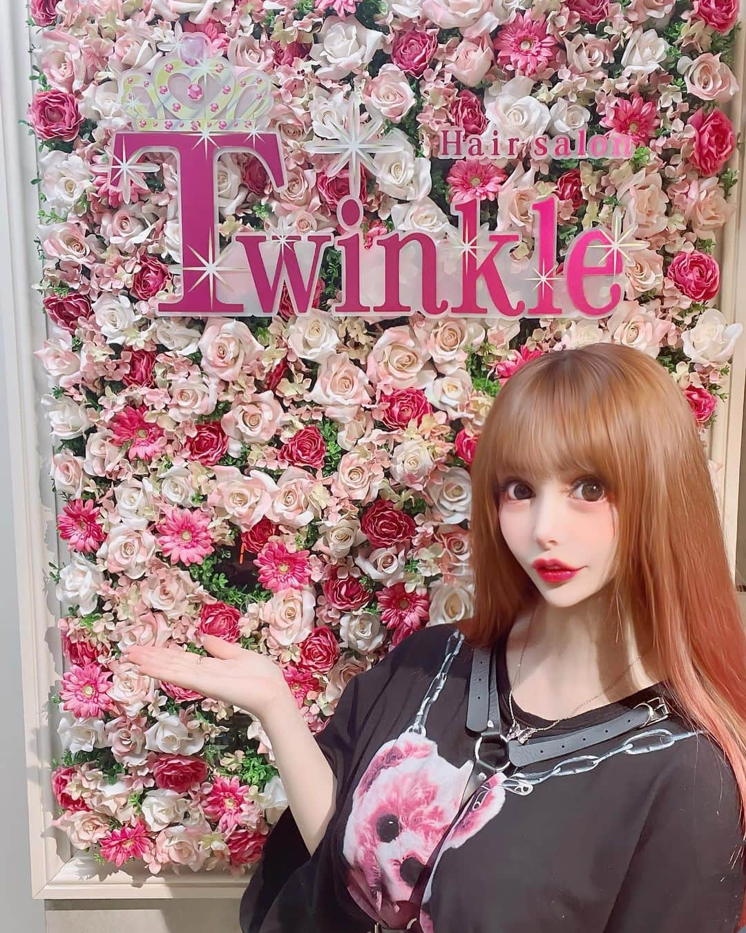 ヴァニラさんのインスタグラム写真 - (ヴァニラInstagram)「🐰🍓  『髪のエステ』をしに行ってきたよん🥰  Twinkle式ハイクオリティトリートメントが人気の看板メニューだそうで💆‍♀️💕  ✔︎100°のアイロンで熱伝導し髪の内部まで浸透を実現 ✔︎術後から効果を実感出来るが1週間後が更にピーク ✔︎持続時間が従来より長く約1ケ月継続できます  エクステよりも長い超スーパーロングヘアばにちゃんの地毛はかなり潤いました🥹💓やりたい色があってそのためにきれいにして伸ばしてからしたいの💖💖 目指せおしり下❤️❤️❤️  #hairsalontwinkle #twinkle渋谷店 #twinkle式ハイクオリティトリートメント�」9月19日 21時07分 - vani0531