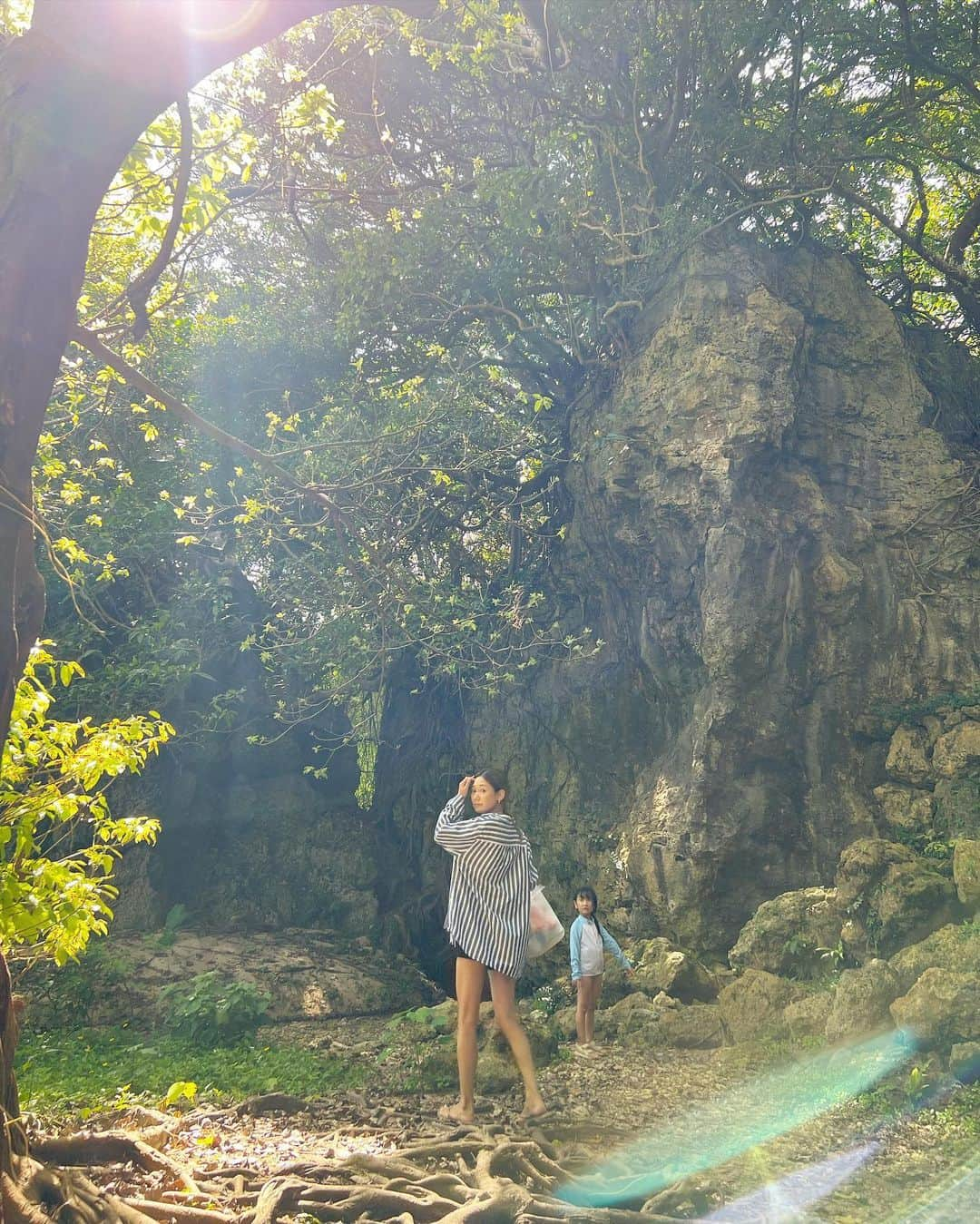 清水わかこさんのインスタグラム写真 - (清水わかこInstagram)「少し前の8月の週末。 娘の"海でピクニックしたい！"を叶えたかった日☺️(可愛いお重とか無いけど) 平日は2時間ほどしか娘と過ごす時間がないので、週末はできるだけ家族で過ごす日に🫶  そして9月に入ってからはここ数年で1番バタバタしていた日々で🫠労務士さん、税理士さんとすごく細かい作業にも追われる日々で、、やっと少し落ち着いて3連休中はちょっと飲みすぎたけど😂とっても楽しかった日々😌🥂✨ #沖縄 #okinawa #ピクニック #ピクニック弁当」9月19日 21時25分 - wakacham_