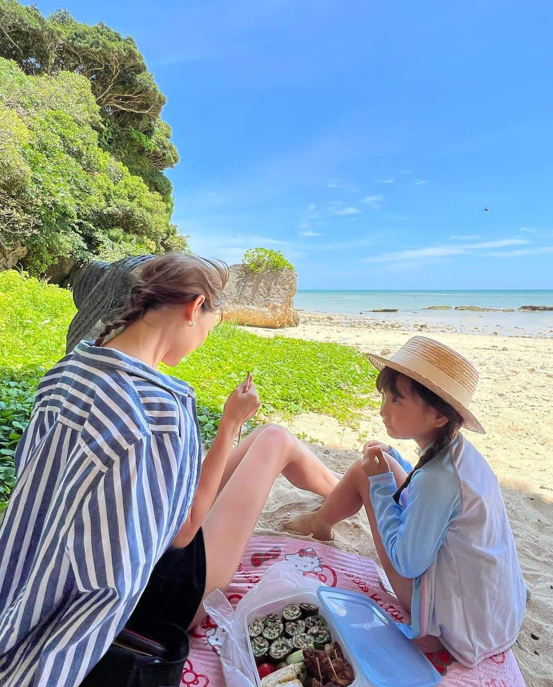 清水わかこさんのインスタグラム写真 - (清水わかこInstagram)「少し前の8月の週末。 娘の"海でピクニックしたい！"を叶えたかった日☺️(可愛いお重とか無いけど) 平日は2時間ほどしか娘と過ごす時間がないので、週末はできるだけ家族で過ごす日に🫶  そして9月に入ってからはここ数年で1番バタバタしていた日々で🫠労務士さん、税理士さんとすごく細かい作業にも追われる日々で、、やっと少し落ち着いて3連休中はちょっと飲みすぎたけど😂とっても楽しかった日々😌🥂✨ #沖縄 #okinawa #ピクニック #ピクニック弁当」9月19日 21時25分 - wakacham_