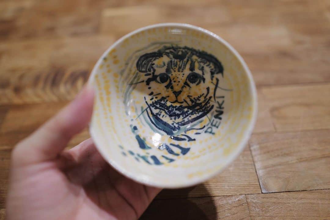 Ami さんのインスタグラム写真 - (Ami Instagram)「以前泊まりに行った @artbiotop で陶芸体験をした時の作品がお家に届きました☺️  めちゃいい感じ〜‼︎  早速、納豆を入れてみた。 ちなみにお茶碗も自分で作った物。 大切に長く使いたいと思います🍁  2.3枚目のペンペンは旦那の作品🎨 陶芸の横で絵付体験してました🐈‍⬛」9月19日 21時27分 - ami_dream05