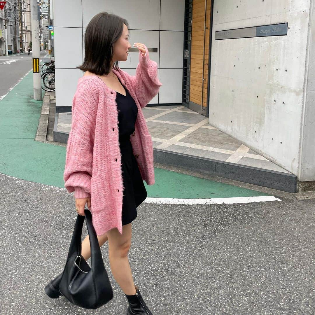 左近鈴乃さんのインスタグラム写真 - (左近鈴乃Instagram)「. PINK🌷🦩💞🧘🏼‍♀️🎟  早速DM沢山いただいたんですが こちら @souaire_official の新作ですっ🫣🎀 発売はまだ少し先です…！  甘辛コーデだいすき。 pinkって永遠に可愛いね🫶🏻  . 最近疲れが溜まるとめちゃくちゃ浮腫む。🥲 顔も身体も浮腫んでるわ〜🥲  #SOUAIRE #22AW」9月19日 22時27分 - suzuno_sakon