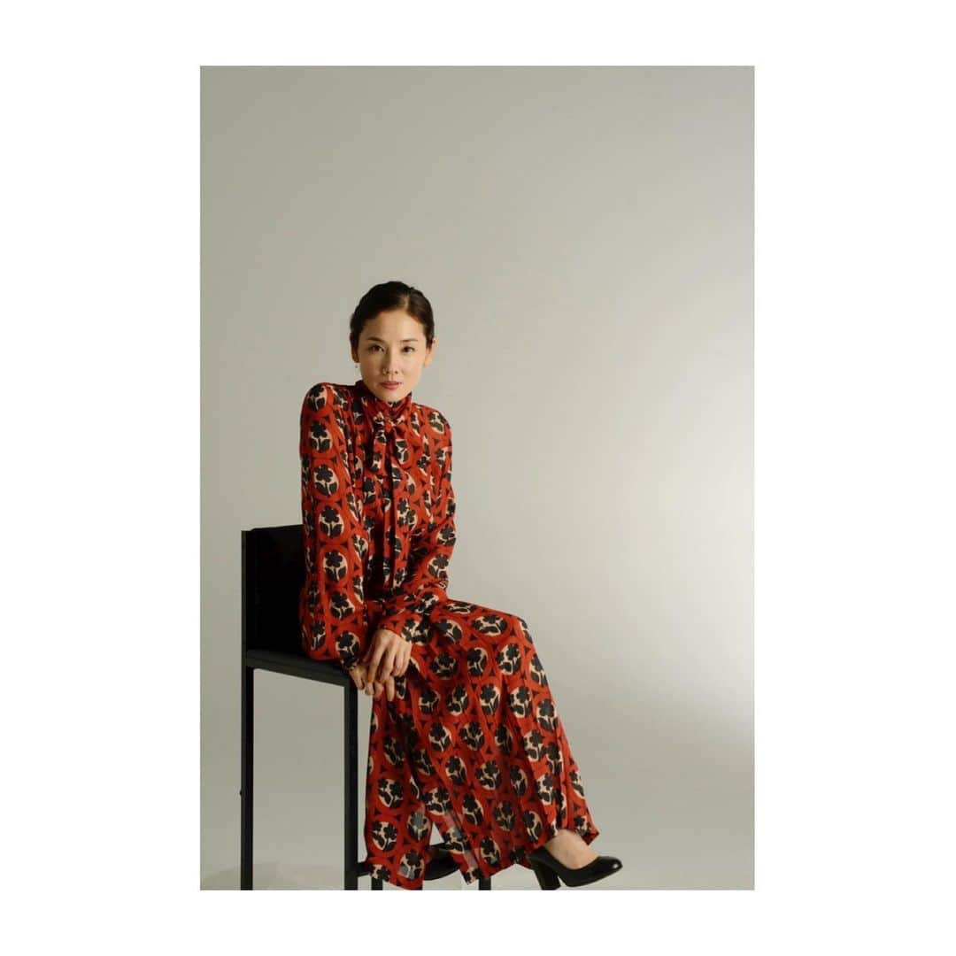 吉田羊さんのインスタグラム写真 - (吉田羊Instagram)「今夜のしゃべくり、皆さま ご視聴ありがとうございました。  そして ゲストで登場してくださった  井上あずみさん 一青窈さん 永井真理子さん 杏子さん 中山美穂さん  お忙しい中、本当に本当に ありがとうございました。  また、コンサートの配信チケットは、 ストーリーのリンクからお買い求めください。 「WOWOW WEBアカウント限定チケット」と 「一般チケット」の2種類ございます。 差額500円。どうぞ任意のサイトで。  Thank you for watching the program! And thank you to everyone who came to  the studio as a guest. Loved my styling tonight...  衣装は @numeroventuno  #ヌメロヴェントゥーノ #ヌメロの赤は #最高に可愛い #写真２枚目のワンピ #昔衣装で着させて頂き #買えばよかったと #永遠に探してます #2016年モデル #ヌメロさん #倉庫の奥の奥に #在庫あったりしませんか #結構本気で探してる #ということを #饒舌ハッシュタグで #表現しました #よろしくどーぞ」9月19日 22時34分 - yoshidayoh_official