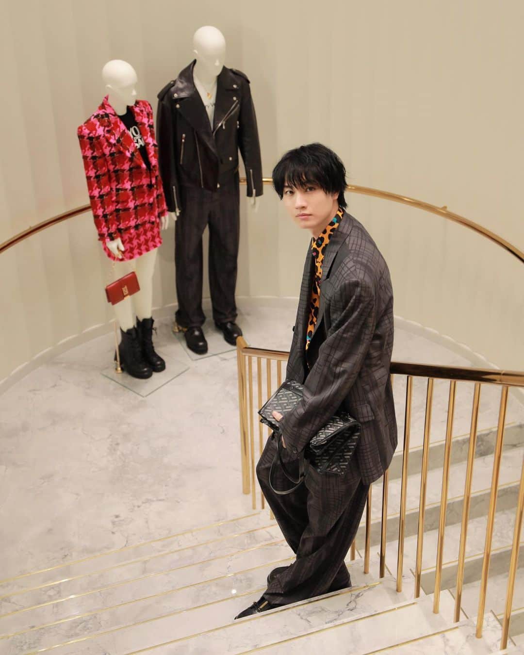 桜田通さんのインスタグラム写真 - (桜田通Instagram)「VERSACE TOKYO GINZA  ヴェルサーチェ 銀座本店が9月17日にオープンしました！ 店内はヴェルサーチェの要素が随所に散りばめられていて、大理石やポリッシュゴールドが調和されています✨ とてもゴージャスなショップ内にメンズ、ウィメンズのファッションアイテム、アクセサリーなどのフルラインナップが揃っています！ 世の中には沢山の物や作品があって、色んな価値観が溢れているけど、このデザインを見るだけでもヴェルサーチェだとすぐにわかるほどに確立された雰囲気や空間は最高でした🌟  @Versace #Versace #VersaceGinza #ヴェルサーチェ」9月19日 22時49分 - dorisakurada