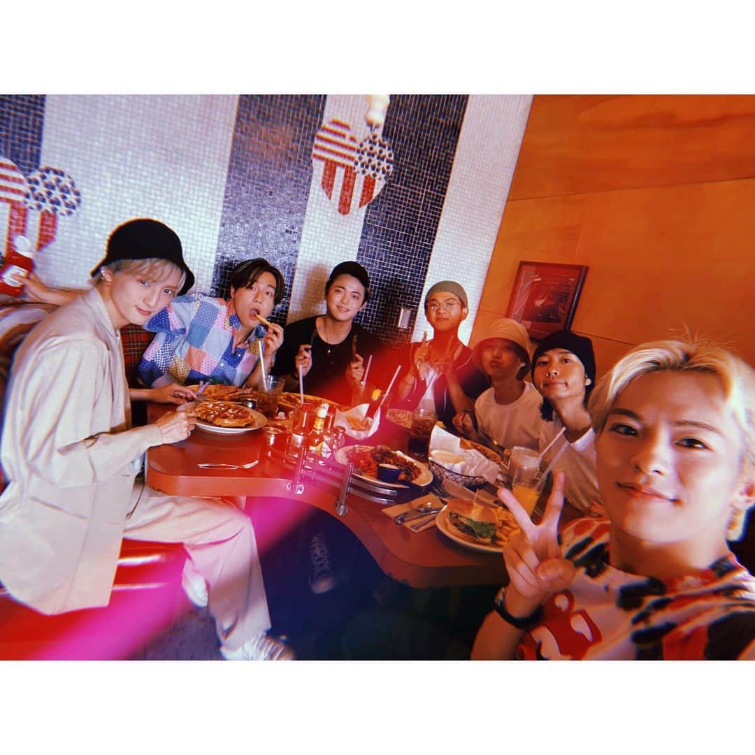 Travis Japan（トラジャ）さんのインスタグラム写真 - (Travis Japan（トラジャ）Instagram)「⁡ ⁡ It was a nice moment at an American diner!! And also we ordered and shared cobb salad🥗 We looked like a family👨‍👩‍👧‍👦 ⁡ アメリカンダイナーでご飯食べたよ!! 皆んなでコブサラダも頼んでシェアしたよ🥗 家族写真みたいでしょ👨‍👩‍👧‍👦 ⁡ #TJgram #HollywoodTJ #Johnnys #TravisJapan」9月19日 23時16分 - travis_japan_official