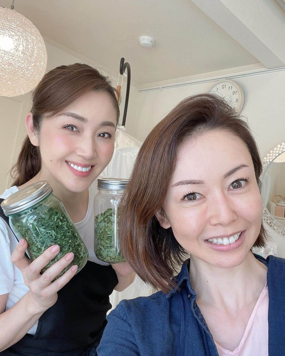 宮崎宣子さんのインスタグラム写真 - (宮崎宣子Instagram)「桂子さんのところへ温活へ💛 @keiko_ashida   冷え性の私は、内臓が特に冷え冷えとのことで、桂子さんのエステへちょくちょく通っています。 @graces_beaute   大学院に通っていた4月からは通えなかったので、何にもケアできず久しぶりの温活でしたが、手足は真夏でも冷たくて🥲  とにかく女性は身体が冷えることは本当にいいことない❣️ と言われております😔  身体を冷やす食材も好きだし、 果物も甘いものも炭水化物も大好きな私😢  せめてよもぎ蒸しで身体を温めようとやっとこられました🥰  久しぶりに汗をかいて💦スッキリ😍  しかも、お誕生日プレゼント🎁として、 身体を温めるショーツもプレゼントして頂きました❤️ @on_de_miu   身体を温めるよもぎティー🫖も購入し、 もっと身体を労ってあげようと思いました😂  自転車🚲で30分かけてすっぴんで行って、また汗かいてどすっぴんで帰宅🚲🙌  身体も動かさなきゃですね😂  #温活 #よもぎ蒸し #オリジナルブレンド #温活女子  #温活ショーツ #桂子さんありがとうございました」9月19日 23時21分 - miyazaki_nobuko