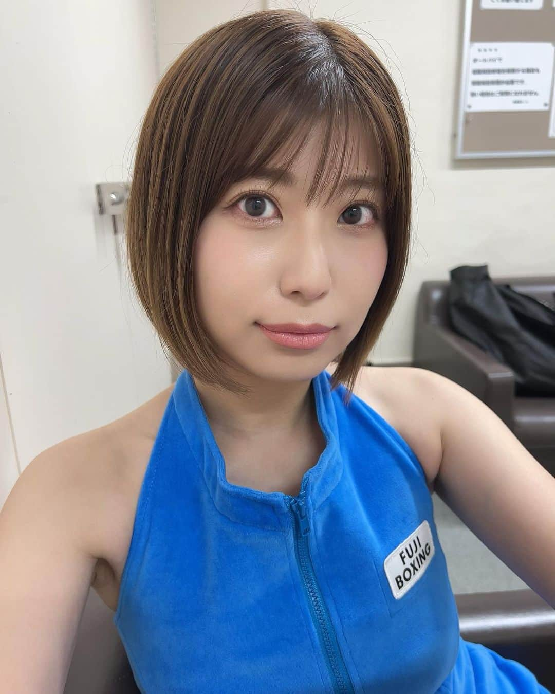 天野麻菜さんのインスタグラム写真 - (天野麻菜Instagram)「9月18日26:20〜放送 フジテレビ 『FUJI BOXING-PHOENIX BATTLE』 見て頂けましたか？📺  FODとTVerにて見逃し配信されているので、まだ見てない方はぜひチェックしてくださいね🥊  🍎  #ボクシング #フジボクシング #boxing #後楽園ホール #テレビ #格闘技 #フジテレビ #fodプレミアム #TVer #リングガール #ラウンドガール #天野麻菜 #雪平莉左 #モデル #グラビア #フェニックスバトル」9月20日 5時28分 - akaringo_mana