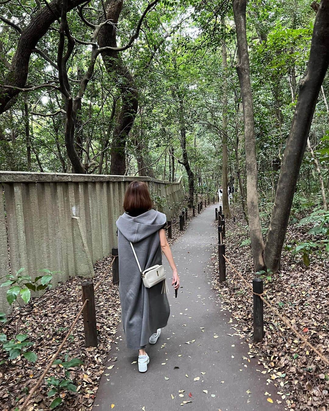 坂元美香さんのインスタグラム写真 - (坂元美香Instagram)「おはよー  熱田神宮  @atsutajingu.official   わたしはめちゃくちゃ晴れ女なのですが 今年から通い始めた「ある場所」を訪れる時は 100%必ず雨が降るという不思議が続いていて 雨が好きではないわたしは どんどんそこへ行きたくなくなってしまい…  そんなことがあり、 これも何かの縁なのかもしれないと 相方に愚痴っていたら、  「それは3種の神器の1つにある 雨を降らせる剣みたいだね」と言われ 「天叢雲剣」（あめのむらくものつるぎ） を意識するようになりました。  「雨を降らせる剣が呼んでるかもよ？」 と相方が言うから ずっと熱田神宮へ行かなければならない気がして、 今回名古屋遠征も兼ねて行くことにしました😊  いやぁ✨すごく良い場所だった！！ 熱田神宮の気があまりにも良すぎて、 つい長居してしまいました😌 無風なのに各所良い風吹いていて 言葉に表せないパワースポット的要素が 揃ってる気がした。  お昼寝してる神鶏様🐓にも会えたし、 知らないお爺ちゃんが案内してくれて いろいろ教えてくれたのも面白かった。  そして、今日は２ヶ月ぶりに その「ある場所」へ行かなければならないのですが… やっぱり雨の予報なのです🤣 その日に合わせたかのように台風が来ると言うね🌀  すでに行きたくなくなっている。 雨ニモ負ケルワタシ😅  熱田神宮の投稿はつづく…  #熱田神宮 #名古屋 #天叢雲剣 #草薙神剣  #3種の神器 #千木 #内削ぎ #パワースポット」9月20日 6時54分 - mika_saka