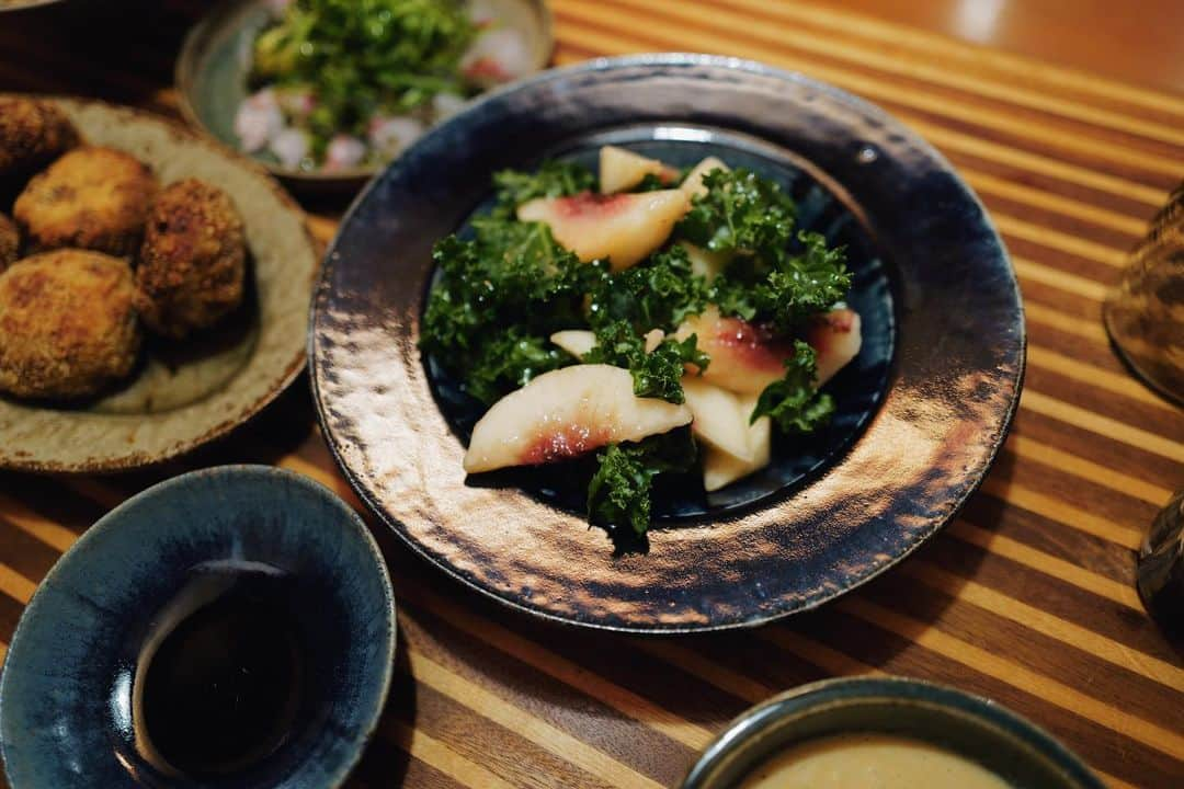 高山都さんのインスタグラム写真 - (高山都Instagram)「昨日の晩ごはんはコロッケがメイン。 数日前に、ブレンダーを購入して(今更)なんか使ってみよう！と、冷蔵庫にいたじゃがいもが主役に躍り出たのです。 が、なんて手間のかかる料理なんだと、途中心が折れそうになったが、なんとか無事にカリッとホクホクに揚がり、同じマンションの知人にお裾分け。 あとは、 @zenb_japan の豆ロニで作ったマカロニサラダ、豆乳で作ったコーンスープ、ケールと桃のサラダ。 いつもはもっと簡単なメニューだから、なかなか痺れたー。でも、美味しかった🥹 #みやれゴハン 2022年9月19日 #ごはんの記録」9月20日 8時06分 - miyare38