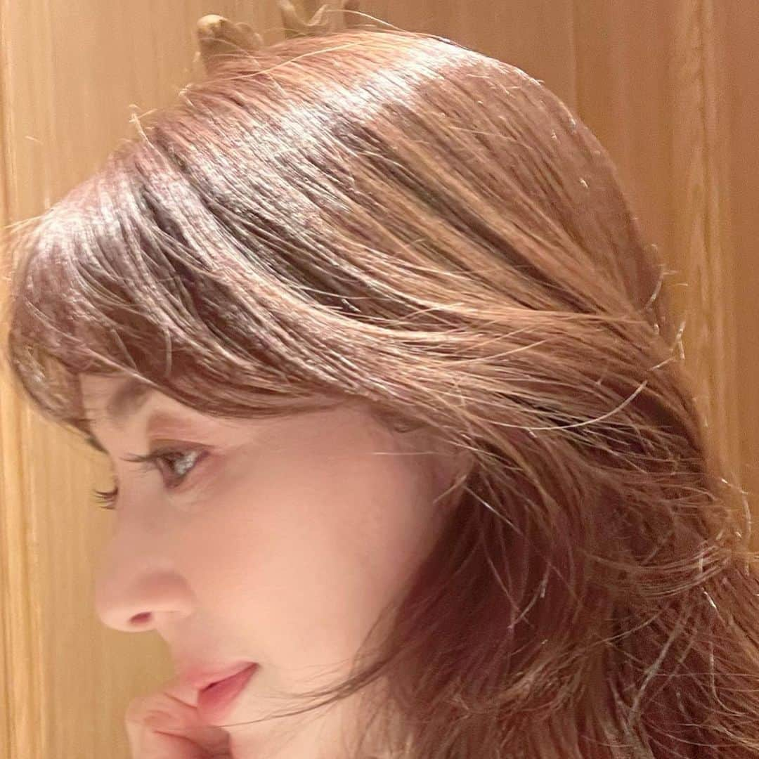 君島十和子さんのインスタグラム写真 - (君島十和子Instagram)「・ 撮影が続くので 少しだけ髪の色を 落ち着けてきました。 この髪色… 実はアメジスト色(紫)なんです！  👉🏻📸1枚目 左側サイドが薄く 紫色っぽくなってますよね？ インスタライブなどでも 何度も「髪色」について ご質問を頂いていましたので ケイさんに伺いました！ 20年以上カラーを担当して頂いてる 「青山・Dress」にて。  私の肌はイエローベースなので、反対色の 紫色を入れる事で、 肌の透明感をアップして 見せられる… そうです、ありがたい。  ここしばらくは このカラーでいこう💜  #ftcbeauty #50代ヘアカラー #アラカンヘア #艶重視 #スキンケア #頭皮ケア #毛根大切に」9月20日 9時50分 - ftcbeauty.official