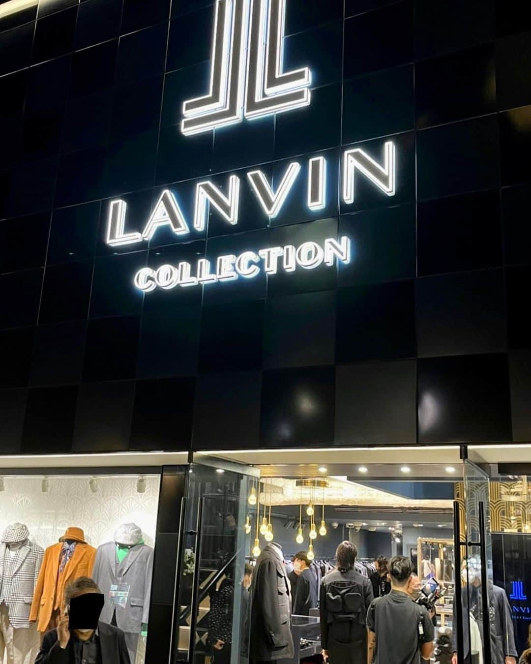 前田典子さんのインスタグラム写真 - (前田典子Instagram)「週末は @lanvincollection_mens  #ランバンメンズコレクション🖤💙 #祐真朋樹 氏が @stsukezane  #クリエイティブディレクター 務める 表参道店のオープニング レセプションへ みんなで行ってきました💙 スケさんおめでとう🎉👏  LANVINを試着する 息子っち💙 @ryuuu_boy」9月20日 10時58分 - maenorichang