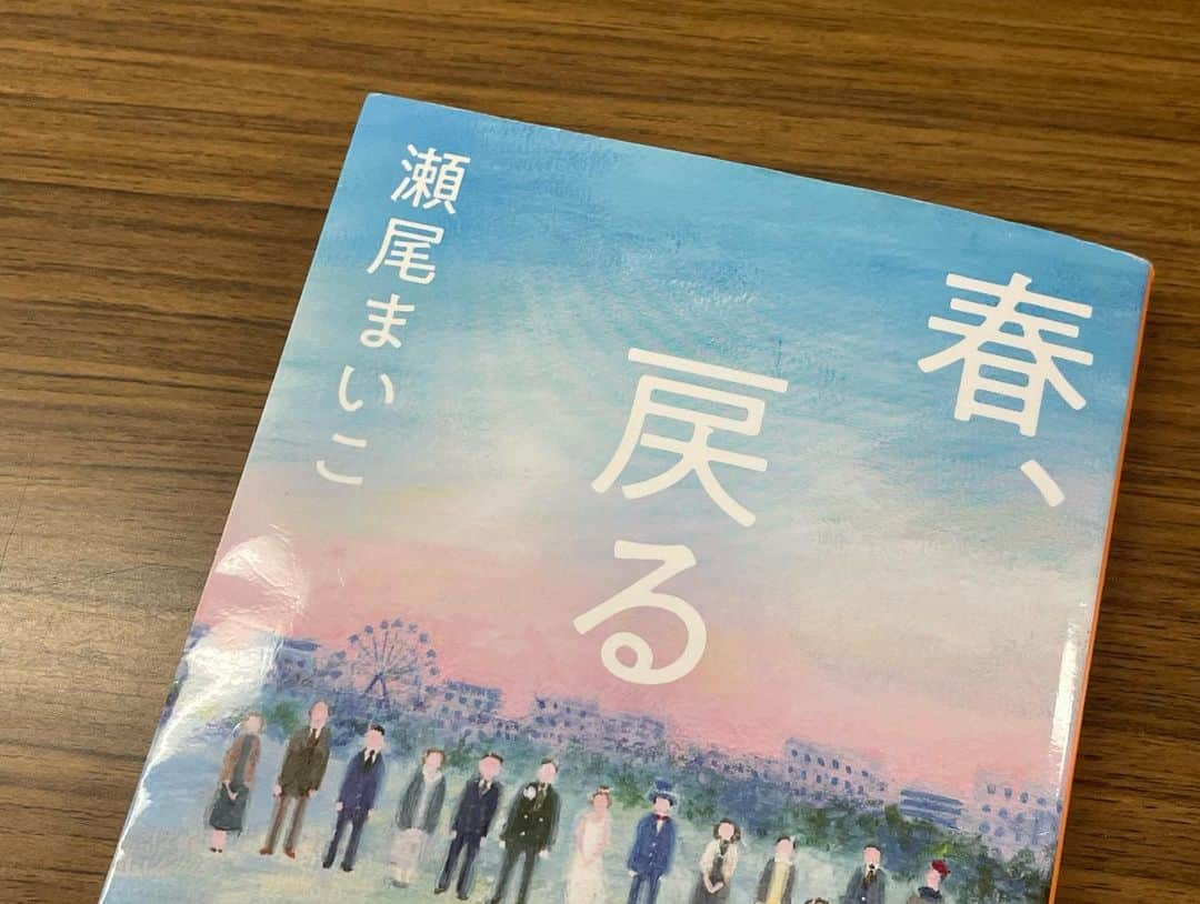 大友花恋さんのインスタグラム写真 - (大友花恋Instagram)「読んだ本を載せるタイミングを逃してしまっていたので、何冊かまとめて。 物語に心酔したり、言葉の響きに癒されたり、ページの美しさに惚れ惚れしたり。  本は、紙派。 電子書籍の身軽さは捨て難いけれど、重みも含めて、本が好き。  ちなみに最近は、読んだ本は定期的に譲ったり売ったりします。 手元に残して眺めるのも好きだけど、私を経由した文字が別の人まで巡るって、すごく繋がりを感じます。 逆もまた然り。  ちょうど今は、何も読んでいないところ。 次は何を読もうかな~。  #ハナコイ図書室 #Cinderella #beautyandthebeast #眠れる海 #私を整えるごはん #春戻る #眠れる夜はケーキを焼いて #おいしいごはんが食べられますように  あれ、ご飯の話ばっかりだ🍚笑」9月20日 13時43分 - karen_otomo