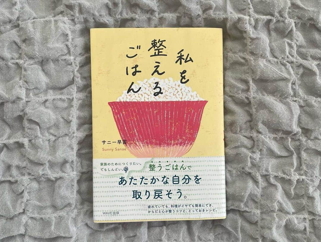 大友花恋さんのインスタグラム写真 - (大友花恋Instagram)「読んだ本を載せるタイミングを逃してしまっていたので、何冊かまとめて。 物語に心酔したり、言葉の響きに癒されたり、ページの美しさに惚れ惚れしたり。  本は、紙派。 電子書籍の身軽さは捨て難いけれど、重みも含めて、本が好き。  ちなみに最近は、読んだ本は定期的に譲ったり売ったりします。 手元に残して眺めるのも好きだけど、私を経由した文字が別の人まで巡るって、すごく繋がりを感じます。 逆もまた然り。  ちょうど今は、何も読んでいないところ。 次は何を読もうかな~。  #ハナコイ図書室 #Cinderella #beautyandthebeast #眠れる海 #私を整えるごはん #春戻る #眠れる夜はケーキを焼いて #おいしいごはんが食べられますように  あれ、ご飯の話ばっかりだ🍚笑」9月20日 13時43分 - karen_otomo