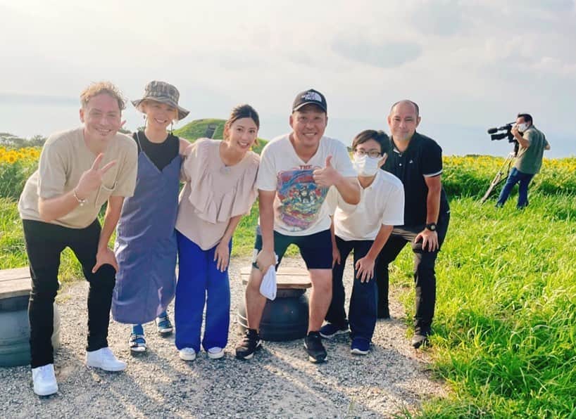 渡辺早織さんのインスタグラム写真 - (渡辺早織Instagram)「「旅するためのイタリア語」 今シーズン最終回を迎えました🙌🏻🇮🇹  今回は福岡の旅。 大島の景色美しいですよね。  雲の隙間からふり注ぐ光のカーテン、 どこまでも続く静かな海、 満開のひまわり…  ロマンチックの全てが詰まっていました。 人生の大切な時にまた来たいな😌🌻  今シーズン最終回に伴い、Twitterなどでも 嬉しいコメントをたくさん 見かけまして、感無量です😢  10月から応用編が始まりますが、 やはり思い返しちゃうと 色々なできごと、出会いにぐっときます❤️‍🔥  いつも全力で向き合ってくれる マッテオ、天使先生、 そしてスタッフ全員の皆さま。 かけがえのない時間と経験をありがとうございます😆  絶対みんなでイタリア、行きましょうね…！🇮🇹🍕  といいつつ、 来月からも変わらずです❤️‍🔥 引き続き… Studiamo insieme!!!  1つの区切りにご挨拶でした🌻😊  Grazie mille!!! Vi voglio tanto tanto bene❤️💚❤️  un bacio💋  Saori  #旅するためのイタリア語  #nhkeテレ #旅行 #イタリア#このメンバーでイタリアロケ行きたい」9月20日 14時25分 - _watanabesaori_