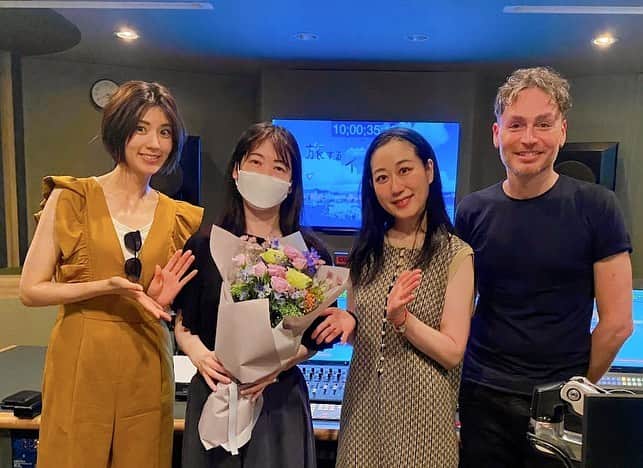 渡辺早織さんのインスタグラム写真 - (渡辺早織Instagram)「「旅するためのイタリア語」 今シーズン最終回を迎えました🙌🏻🇮🇹  今回は福岡の旅。 大島の景色美しいですよね。  雲の隙間からふり注ぐ光のカーテン、 どこまでも続く静かな海、 満開のひまわり…  ロマンチックの全てが詰まっていました。 人生の大切な時にまた来たいな😌🌻  今シーズン最終回に伴い、Twitterなどでも 嬉しいコメントをたくさん 見かけまして、感無量です😢  10月から応用編が始まりますが、 やはり思い返しちゃうと 色々なできごと、出会いにぐっときます❤️‍🔥  いつも全力で向き合ってくれる マッテオ、天使先生、 そしてスタッフ全員の皆さま。 かけがえのない時間と経験をありがとうございます😆  絶対みんなでイタリア、行きましょうね…！🇮🇹🍕  といいつつ、 来月からも変わらずです❤️‍🔥 引き続き… Studiamo insieme!!!  1つの区切りにご挨拶でした🌻😊  Grazie mille!!! Vi voglio tanto tanto bene❤️💚❤️  un bacio💋  Saori  #旅するためのイタリア語  #nhkeテレ #旅行 #イタリア#このメンバーでイタリアロケ行きたい」9月20日 14時25分 - _watanabesaori_