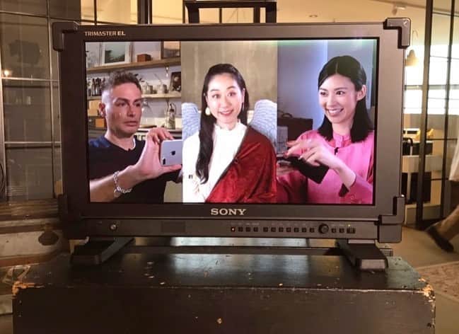 渡辺早織さんのインスタグラム写真 - (渡辺早織Instagram)「「旅するためのイタリア語」 今シーズン最終回を迎えました🙌🏻🇮🇹  今回は福岡の旅。 大島の景色美しいですよね。  雲の隙間からふり注ぐ光のカーテン、 どこまでも続く静かな海、 満開のひまわり…  ロマンチックの全てが詰まっていました。 人生の大切な時にまた来たいな😌🌻  今シーズン最終回に伴い、Twitterなどでも 嬉しいコメントをたくさん 見かけまして、感無量です😢  10月から応用編が始まりますが、 やはり思い返しちゃうと 色々なできごと、出会いにぐっときます❤️‍🔥  いつも全力で向き合ってくれる マッテオ、天使先生、 そしてスタッフ全員の皆さま。 かけがえのない時間と経験をありがとうございます😆  絶対みんなでイタリア、行きましょうね…！🇮🇹🍕  といいつつ、 来月からも変わらずです❤️‍🔥 引き続き… Studiamo insieme!!!  1つの区切りにご挨拶でした🌻😊  Grazie mille!!! Vi voglio tanto tanto bene❤️💚❤️  un bacio💋  Saori  #旅するためのイタリア語  #nhkeテレ #旅行 #イタリア#このメンバーでイタリアロケ行きたい」9月20日 14時25分 - _watanabesaori_
