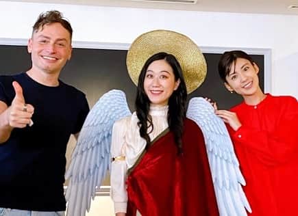 渡辺早織さんのインスタグラム写真 - (渡辺早織Instagram)「「旅するためのイタリア語」 今シーズン最終回を迎えました🙌🏻🇮🇹  今回は福岡の旅。 大島の景色美しいですよね。  雲の隙間からふり注ぐ光のカーテン、 どこまでも続く静かな海、 満開のひまわり…  ロマンチックの全てが詰まっていました。 人生の大切な時にまた来たいな😌🌻  今シーズン最終回に伴い、Twitterなどでも 嬉しいコメントをたくさん 見かけまして、感無量です😢  10月から応用編が始まりますが、 やはり思い返しちゃうと 色々なできごと、出会いにぐっときます❤️‍🔥  いつも全力で向き合ってくれる マッテオ、天使先生、 そしてスタッフ全員の皆さま。 かけがえのない時間と経験をありがとうございます😆  絶対みんなでイタリア、行きましょうね…！🇮🇹🍕  といいつつ、 来月からも変わらずです❤️‍🔥 引き続き… Studiamo insieme!!!  1つの区切りにご挨拶でした🌻😊  Grazie mille!!! Vi voglio tanto tanto bene❤️💚❤️  un bacio💋  Saori  #旅するためのイタリア語  #nhkeテレ #旅行 #イタリア#このメンバーでイタリアロケ行きたい」9月20日 14時25分 - _watanabesaori_