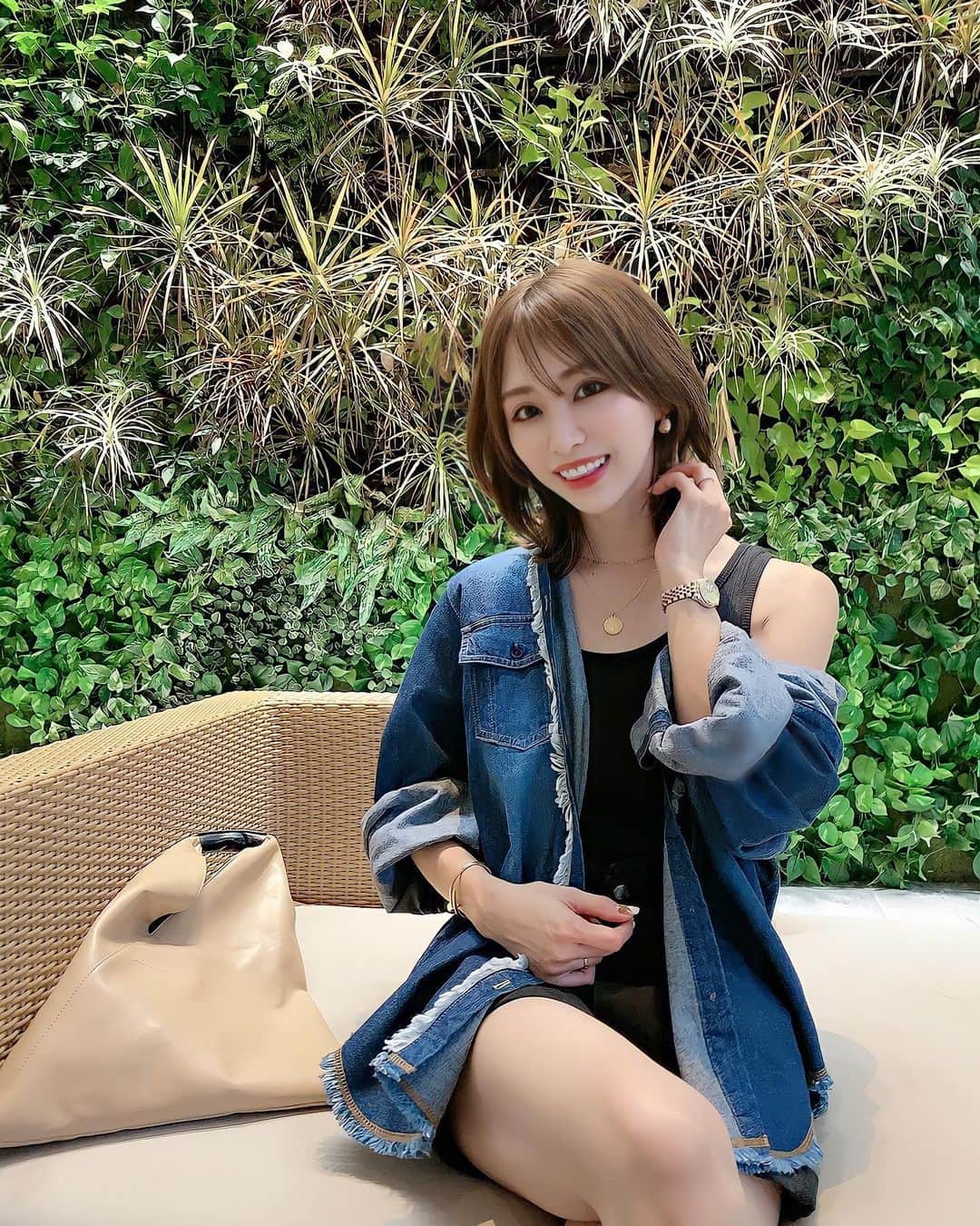 一ノ瀬恋さんのインスタグラム写真 - (一ノ瀬恋Instagram)「台風ですね🌪 ずっと電気悪いみたいでやだなー😵💦  肌寒くなってくる季節がやってくる🍁 今季ゲットした　@tothesea_hawaii  のデニムシャツかわいすぎない？🥺 フリンジついてるのがツボ❤️  季節の変わり目なので体調管理もしっかりしましょう🫡🍂🦙🐏‪🤎  #fashion  #cood #coodinate  #30代ファッション  #30代コーデ  #くびれヘアー #イエベ春 #骨格ウェーブ #アクティブキュート  #男の子のママ #resortnista」9月20日 15時12分 - mayu19900323
