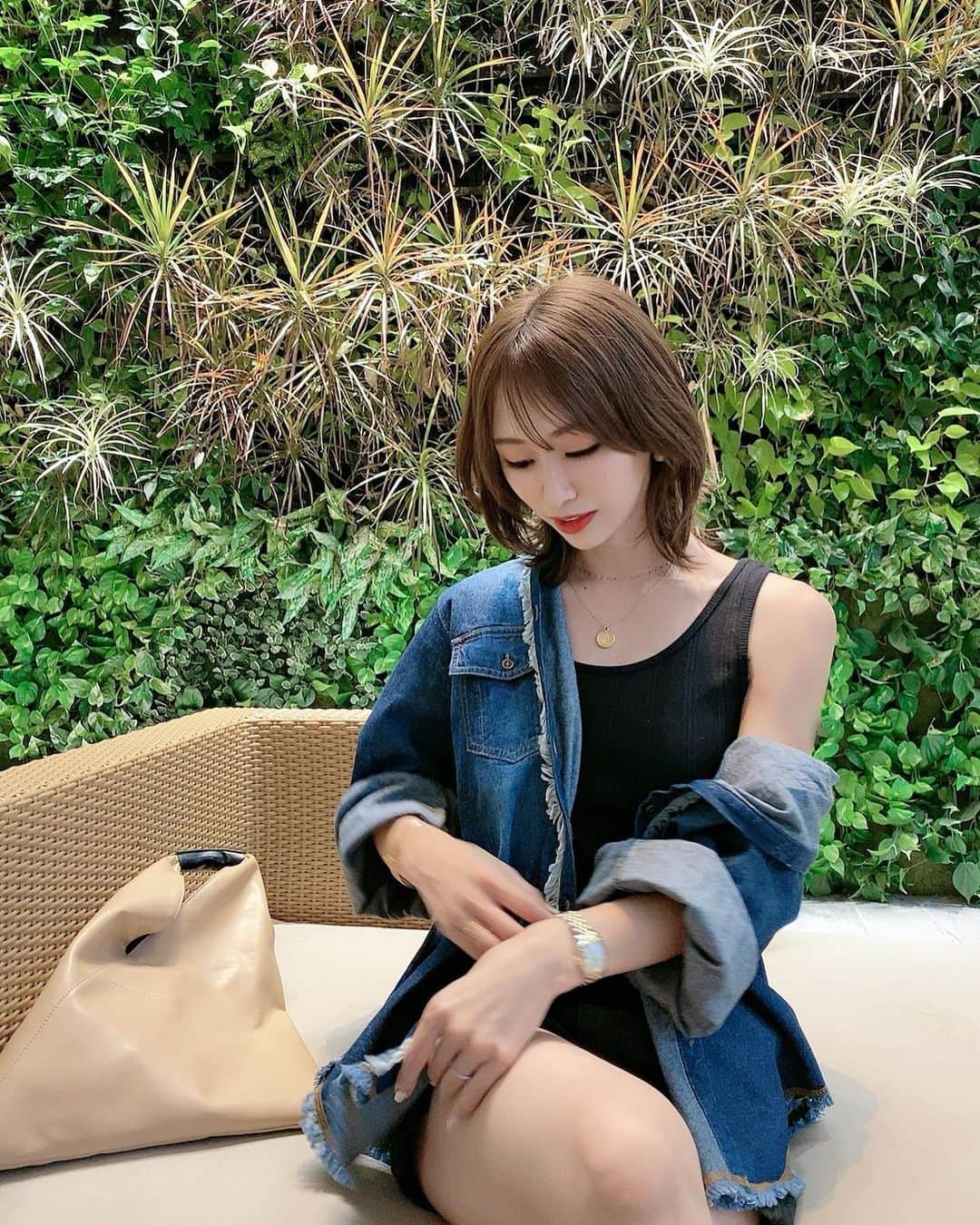 一ノ瀬恋さんのインスタグラム写真 - (一ノ瀬恋Instagram)「台風ですね🌪 ずっと電気悪いみたいでやだなー😵💦  肌寒くなってくる季節がやってくる🍁 今季ゲットした　@tothesea_hawaii  のデニムシャツかわいすぎない？🥺 フリンジついてるのがツボ❤️  季節の変わり目なので体調管理もしっかりしましょう🫡🍂🦙🐏‪🤎  #fashion  #cood #coodinate  #30代ファッション  #30代コーデ  #くびれヘアー #イエベ春 #骨格ウェーブ #アクティブキュート  #男の子のママ #resortnista」9月20日 15時12分 - mayu19900323