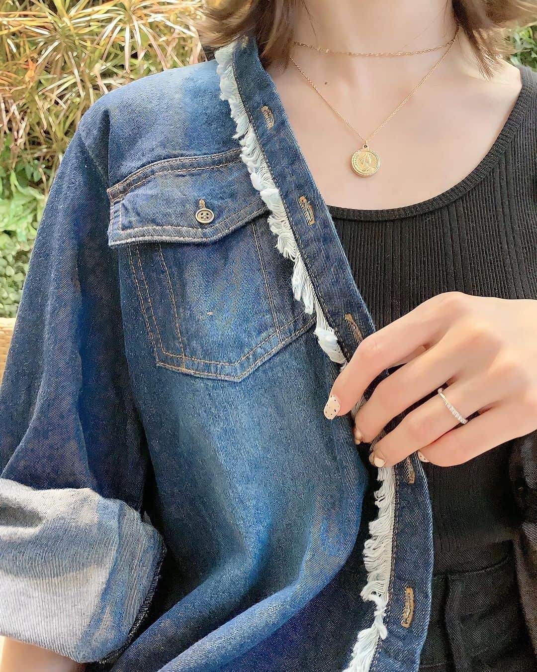 一ノ瀬恋さんのインスタグラム写真 - (一ノ瀬恋Instagram)「台風ですね🌪 ずっと電気悪いみたいでやだなー😵💦  肌寒くなってくる季節がやってくる🍁 今季ゲットした　@tothesea_hawaii  のデニムシャツかわいすぎない？🥺 フリンジついてるのがツボ❤️  季節の変わり目なので体調管理もしっかりしましょう🫡🍂🦙🐏‪🤎  #fashion  #cood #coodinate  #30代ファッション  #30代コーデ  #くびれヘアー #イエベ春 #骨格ウェーブ #アクティブキュート  #男の子のママ #resortnista」9月20日 15時12分 - mayu19900323