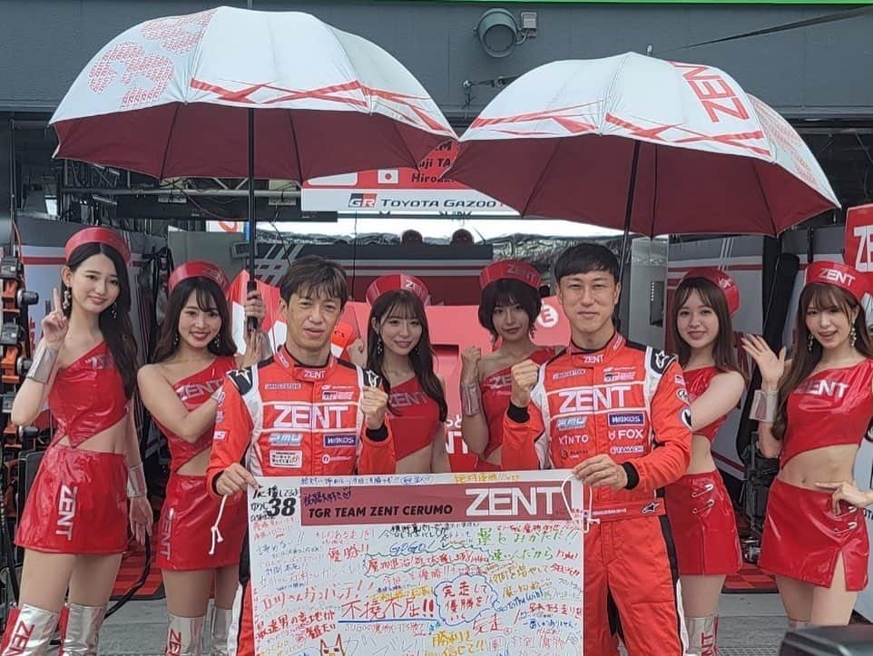 藤井マリーさんのインスタグラム写真 - (藤井マリーInstagram)「🏁  🚗TGR TEAM ZENT CERUMO  #38 ZENT CERUMO GR Supra 立川祐路選手 ／ 石浦宏明選手  #SUPERGT Rd.6 スポーツランドSUGO🐮  予選 Q1担当石浦選手 3番手タイム ブリヂストンタイヤ勢＆トヨタ勢でトップ通過！！  Q2では立川選手 2番手タイムでフロントローを獲得👏❤️  昨シーズンを含めても一番良い予選結果となりました！！  決勝は優勝を狙える位置1列目！！2番手からスタートとなりました！！  決勝🏁  コースオープン前にメカさんがまずは完走することが大事！！と意気込んでいらっしゃいました✊  グリッドに着くとミラクルが発生！！ トンボがマシン上のセンサーにしがみついていて みんなで者珍しく見ながら、何かいいことがありそうだねと和やかな雰囲気でした☁️  スタートドライバーは立川選手🤴 ウエイトも16kgのまま軽く、予選でも速さを魅せた38号車はオープニングラップで先頭を捉え首位に！！  先頭を走る姿、、２年間ずっと見たかった瞬間を見ることができました🥺🥺  気分屋な天候に振り回される展開 スタート時スリック→レイン→スリックとタイヤもそれに合わせて履き替え🛞  タイヤの調子によりメーカーでタイムの差が出てきてしまい、3番手へ その後もスリーワイドで5番手まで順位を落としてしまいましたが 上位勢ではいち早くピットインし石浦選手へバトンタッチ💪  追い上げる番となり見事ライバルを捉えて事実上の4番手に浮上🔥🔥  その後GT300のマシンと接触がありヒヤッとした場面がありましたが、 チェッカーをなんとしてでも受けたい！！ その一心で走りつつけた38号車は無事にチェッカー🏁  4度目の正直、ようやく完走することができました😭😭 ピットではチームのみなさんが笑顔で拳をあわせていている姿を見て胸がほっこり。  表彰台まであと少し届きませんでしたが、完走することの大切さ厳しさをずっと感じていたため悔しさよりも嬉しさでいっぱいでした！  表彰台は昨年２位を獲得した次戦のオートポリスに持ち越しです！  次戦は全てのマシンのサクセスウエイトが半減されるのですが他のチームよりもウエイトは有利な状況です！！  次こそはみんなでポディウムに登る姿を見ましょう💪  #ZENT #zentsweeties2022 #TOYOTA #supra #recerumo #モータースポーツ  #コスチューム #レース   定期プロフィール🥀  #くびれ 55cm #おしり 1m #砂時計くびれ  #レースクイーン #グラビアアイドル #タレント #骨格ストレート #ボクシング女子 元 #美容部員 #ショートカット #japanesegirl #藤井マリー」9月20日 15時57分 - fujimary_6