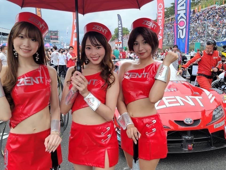 藤井マリーさんのインスタグラム写真 - (藤井マリーInstagram)「🏁  🚗TGR TEAM ZENT CERUMO  #38 ZENT CERUMO GR Supra 立川祐路選手 ／ 石浦宏明選手  #SUPERGT Rd.6 スポーツランドSUGO🐮  予選 Q1担当石浦選手 3番手タイム ブリヂストンタイヤ勢＆トヨタ勢でトップ通過！！  Q2では立川選手 2番手タイムでフロントローを獲得👏❤️  昨シーズンを含めても一番良い予選結果となりました！！  決勝は優勝を狙える位置1列目！！2番手からスタートとなりました！！  決勝🏁  コースオープン前にメカさんがまずは完走することが大事！！と意気込んでいらっしゃいました✊  グリッドに着くとミラクルが発生！！ トンボがマシン上のセンサーにしがみついていて みんなで者珍しく見ながら、何かいいことがありそうだねと和やかな雰囲気でした☁️  スタートドライバーは立川選手🤴 ウエイトも16kgのまま軽く、予選でも速さを魅せた38号車はオープニングラップで先頭を捉え首位に！！  先頭を走る姿、、２年間ずっと見たかった瞬間を見ることができました🥺🥺  気分屋な天候に振り回される展開 スタート時スリック→レイン→スリックとタイヤもそれに合わせて履き替え🛞  タイヤの調子によりメーカーでタイムの差が出てきてしまい、3番手へ その後もスリーワイドで5番手まで順位を落としてしまいましたが 上位勢ではいち早くピットインし石浦選手へバトンタッチ💪  追い上げる番となり見事ライバルを捉えて事実上の4番手に浮上🔥🔥  その後GT300のマシンと接触がありヒヤッとした場面がありましたが、 チェッカーをなんとしてでも受けたい！！ その一心で走りつつけた38号車は無事にチェッカー🏁  4度目の正直、ようやく完走することができました😭😭 ピットではチームのみなさんが笑顔で拳をあわせていている姿を見て胸がほっこり。  表彰台まであと少し届きませんでしたが、完走することの大切さ厳しさをずっと感じていたため悔しさよりも嬉しさでいっぱいでした！  表彰台は昨年２位を獲得した次戦のオートポリスに持ち越しです！  次戦は全てのマシンのサクセスウエイトが半減されるのですが他のチームよりもウエイトは有利な状況です！！  次こそはみんなでポディウムに登る姿を見ましょう💪  #ZENT #zentsweeties2022 #TOYOTA #supra #recerumo #モータースポーツ  #コスチューム #レース   定期プロフィール🥀  #くびれ 55cm #おしり 1m #砂時計くびれ  #レースクイーン #グラビアアイドル #タレント #骨格ストレート #ボクシング女子 元 #美容部員 #ショートカット #japanesegirl #藤井マリー」9月20日 15時57分 - fujimary_6