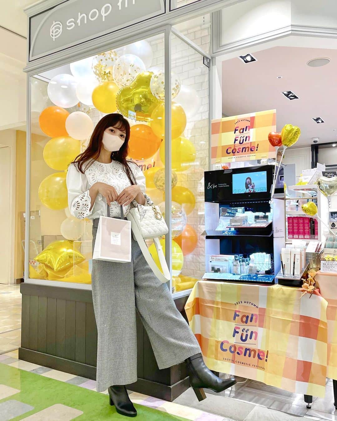 加藤瑠美さんのインスタグラム写真 - (加藤瑠美Instagram)「秋コスメ🍂 Chacottから発売されたアイシャドウが  プチプラで可愛くて2色買ったよ🫶   購入したのはこちら👇  フェイスカラーパレット【504】ピュアココア  フェイスカラーパレット【506】トワイライトローズ   1枚目ではピュアココアを使ってるよ🤎  ラメも綺麗だしめちゃくちゃ発色が良くて良い✨  秋らしい目元になったよ〜🍁   shop inでコスメフェスティバル「Fan Fun Cosme!」が  9/15～10/31で開催されていて、そこで見つけたんだ👀✨   他にもイベント限定で&beブラックスポンジの限定カラーとかWHOMEEのアイブロウブラシの限定カラーとかもあったよ💡  お得な限定セットもあるのでぜひ見てみて〜🤭   @shopin_photography  #shopin #pr #ショップイン #私の推しコス #コスメ #メイク #コスメ購入品 #コスメマニア #SNSで話題 #マスクメイク #新作コスメ #韓国コスメ」9月20日 16時56分 - katorubi
