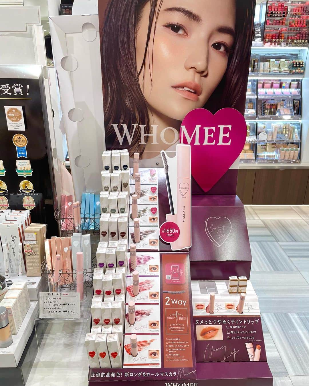 加藤瑠美さんのインスタグラム写真 - (加藤瑠美Instagram)「秋コスメ🍂 Chacottから発売されたアイシャドウが  プチプラで可愛くて2色買ったよ🫶   購入したのはこちら👇  フェイスカラーパレット【504】ピュアココア  フェイスカラーパレット【506】トワイライトローズ   1枚目ではピュアココアを使ってるよ🤎  ラメも綺麗だしめちゃくちゃ発色が良くて良い✨  秋らしい目元になったよ〜🍁   shop inでコスメフェスティバル「Fan Fun Cosme!」が  9/15～10/31で開催されていて、そこで見つけたんだ👀✨   他にもイベント限定で&beブラックスポンジの限定カラーとかWHOMEEのアイブロウブラシの限定カラーとかもあったよ💡  お得な限定セットもあるのでぜひ見てみて〜🤭   @shopin_photography  #shopin #pr #ショップイン #私の推しコス #コスメ #メイク #コスメ購入品 #コスメマニア #SNSで話題 #マスクメイク #新作コスメ #韓国コスメ」9月20日 16時56分 - katorubi