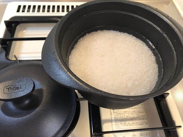 ティファールさんのインスタグラム写真 - (ティファールInstagram)「@toyowan さんが、ティファールのライスポットで白米を炊いてくださいました🍚  ほかほかと炊きあがったご飯がとってもおいしそう😋 これから出回る新米を炊くのにもぴったりですよ🌾  ティファールのライスポットなら、丸みのある形状でお米がしっかり対流し、優れた熱伝導でムラなく熱が伝わるので、ご飯がふっくら炊き上がります✨ ふちが立ち上がった深型なので、吹きこぼれにくいのも嬉しいポイント♪  @toyowan さんには、「 1粒1粒がピンとふっくら炊きあがる」「吹きこぼれない、洗いやすい、炊き損じがない🥰」と喜んでいただけた様子！ お米がおいしい季節には、ちょっと手間をかけてお鍋で炊飯をするのもおすすめです💡  食欲の秋に、ティファールのライスポットでふっくらおいしい新米を楽しんでみませんか？  ／ @toyowan さん、ステキな投稿ありがとうございました！ みなさんも #ティファール をつけてぜひご投稿ください☺ ＼  #tfal #tfaljapan #キャストラインアロマプロ #キャストラインアロマ #ライスポット #ごはん鍋 #炊飯 #炊き立てご飯 #ごはん #ご飯 #白米 #白ごはん #お米 #新米 #お米大好き #お米好きな人と繋がりたい #調理器具 #調理道具 #キッチン用品 #キッチングッズ  #暮らしを楽しむ #料理 #料理好き #料理好きな人と繋がりたい #おうちごはん #おうち料理 #鋳物 #高い蓄熱力 #軽い」9月20日 17時00分 - tfal_japan