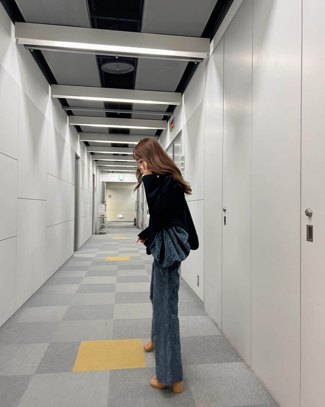 近藤千尋さんのインスタグラム写真 - (近藤千尋Instagram)「今日はスロイジの日でした💖📺 もうホームで楽しくてあっという間☺️✨ 衣装は、サイドにボリュームがあって 私服でも欲しくなったネイビーのセットアップでした💕☺️  ウェア @mullerofyoshiokubo_official  アクセサリー @unoaerre_japan  シューズ @maisonmargiera  #近藤千尋衣装  私服は秋を感じたくてベレー帽💖 十愛ちゃんのを貸りました。笑 どうか怒られませんように🙏🙏🙏  @zara  kids メガネは @moscotnyc  ワンピースは @tan_official_jp  かばんは　@fendi   さてさて、急いで帰ります🚅💗」9月20日 17時21分 - chipichan.1215