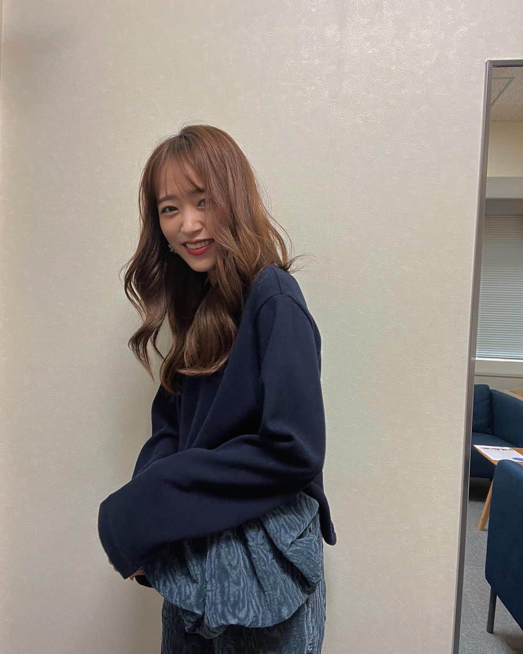 近藤千尋さんのインスタグラム写真 - (近藤千尋Instagram)「今日はスロイジの日でした💖📺 もうホームで楽しくてあっという間☺️✨ 衣装は、サイドにボリュームがあって 私服でも欲しくなったネイビーのセットアップでした💕☺️  ウェア @mullerofyoshiokubo_official  アクセサリー @unoaerre_japan  シューズ @maisonmargiera  #近藤千尋衣装  私服は秋を感じたくてベレー帽💖 十愛ちゃんのを貸りました。笑 どうか怒られませんように🙏🙏🙏  @zara  kids メガネは @moscotnyc  ワンピースは @tan_official_jp  かばんは　@fendi   さてさて、急いで帰ります🚅💗」9月20日 17時21分 - chipichan.1215