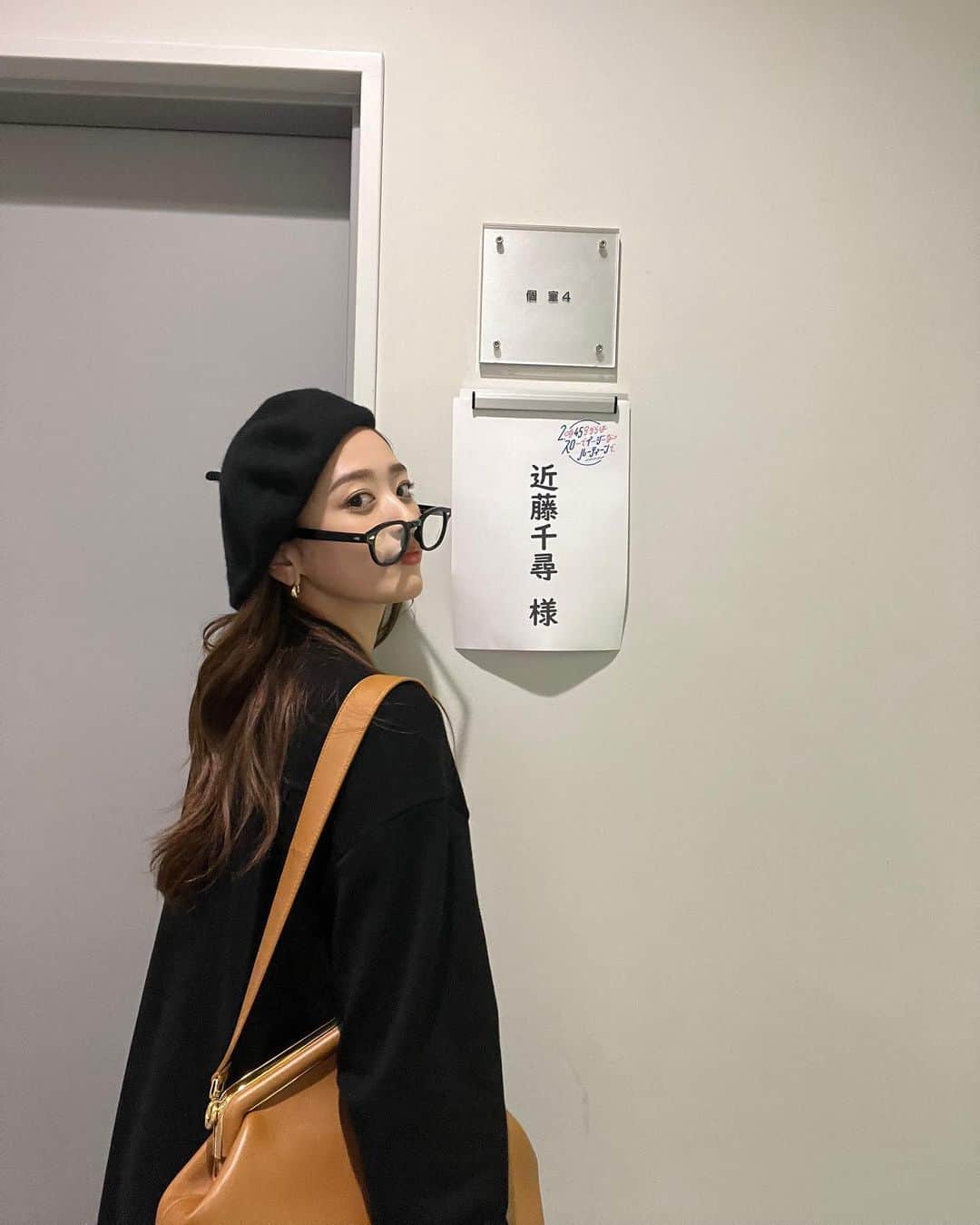 近藤千尋さんのインスタグラム写真 - (近藤千尋Instagram)「今日はスロイジの日でした💖📺 もうホームで楽しくてあっという間☺️✨ 衣装は、サイドにボリュームがあって 私服でも欲しくなったネイビーのセットアップでした💕☺️  ウェア @mullerofyoshiokubo_official  アクセサリー @unoaerre_japan  シューズ @maisonmargiera  #近藤千尋衣装  私服は秋を感じたくてベレー帽💖 十愛ちゃんのを貸りました。笑 どうか怒られませんように🙏🙏🙏  @zara  kids メガネは @moscotnyc  ワンピースは @tan_official_jp  かばんは　@fendi   さてさて、急いで帰ります🚅💗」9月20日 17時21分 - chipichan.1215