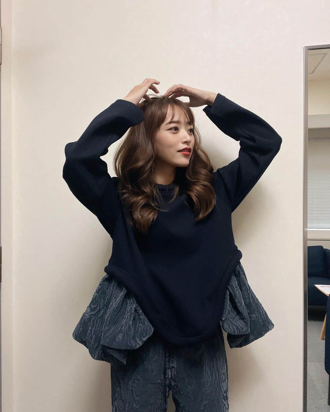 近藤千尋さんのインスタグラム写真 - (近藤千尋Instagram)「今日はスロイジの日でした💖📺 もうホームで楽しくてあっという間☺️✨ 衣装は、サイドにボリュームがあって 私服でも欲しくなったネイビーのセットアップでした💕☺️  ウェア @mullerofyoshiokubo_official  アクセサリー @unoaerre_japan  シューズ @maisonmargiera  #近藤千尋衣装  私服は秋を感じたくてベレー帽💖 十愛ちゃんのを貸りました。笑 どうか怒られませんように🙏🙏🙏  @zara  kids メガネは @moscotnyc  ワンピースは @tan_official_jp  かばんは　@fendi   さてさて、急いで帰ります🚅💗」9月20日 17時21分 - chipichan.1215