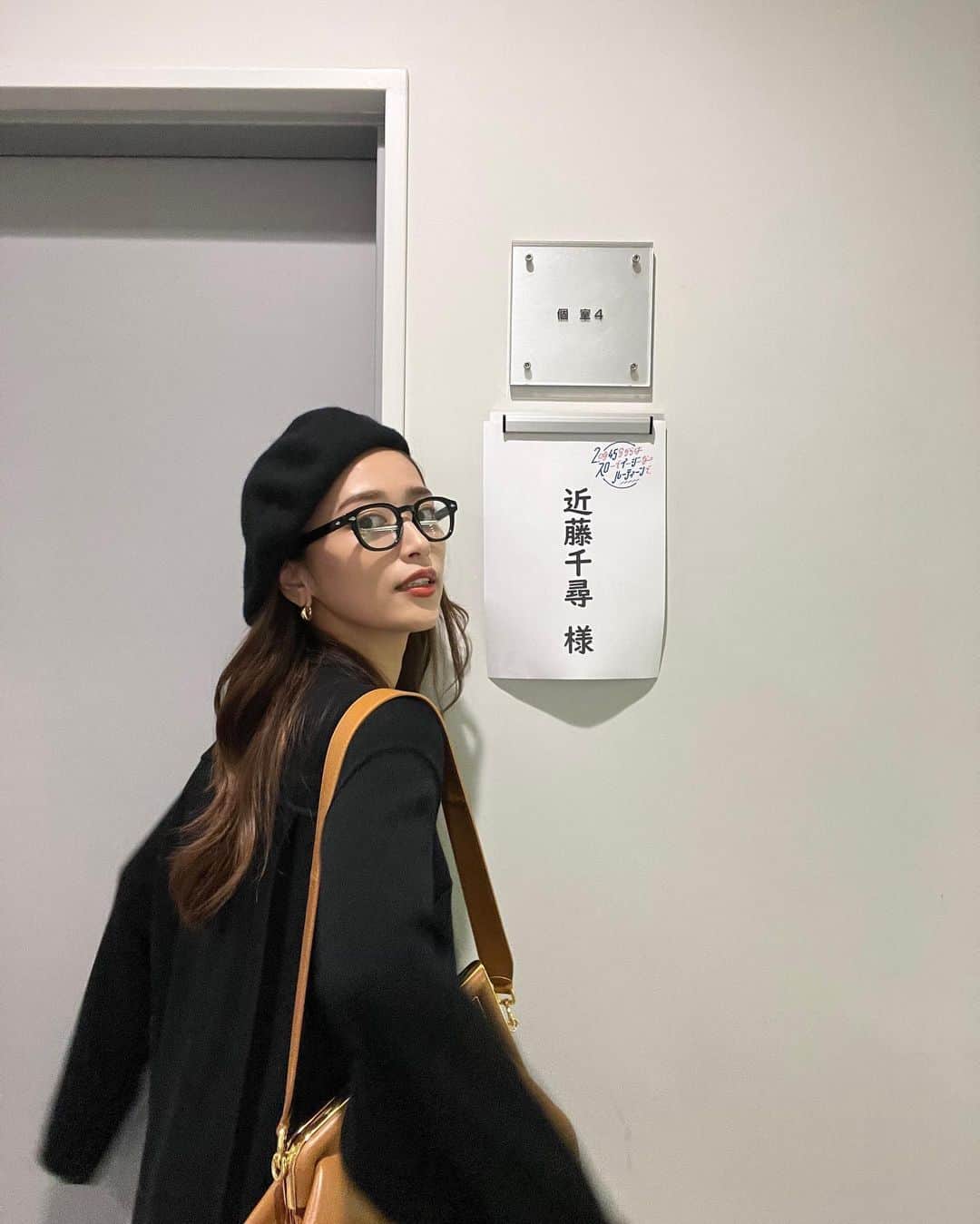 近藤千尋さんのインスタグラム写真 - (近藤千尋Instagram)「今日はスロイジの日でした💖📺 もうホームで楽しくてあっという間☺️✨ 衣装は、サイドにボリュームがあって 私服でも欲しくなったネイビーのセットアップでした💕☺️  ウェア @mullerofyoshiokubo_official  アクセサリー @unoaerre_japan  シューズ @maisonmargiera  #近藤千尋衣装  私服は秋を感じたくてベレー帽💖 十愛ちゃんのを貸りました。笑 どうか怒られませんように🙏🙏🙏  @zara  kids メガネは @moscotnyc  ワンピースは @tan_official_jp  かばんは　@fendi   さてさて、急いで帰ります🚅💗」9月20日 17時21分 - chipichan.1215