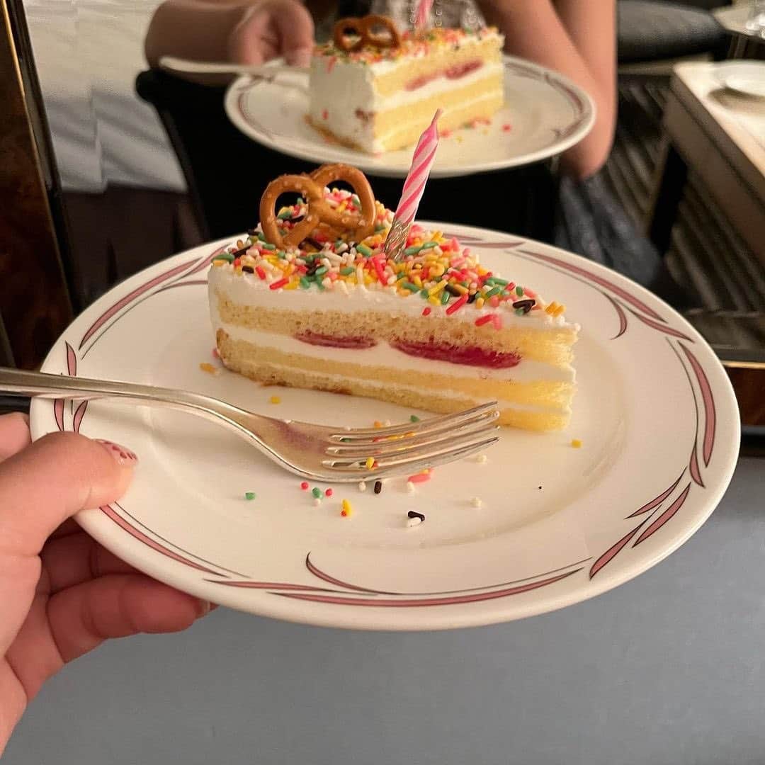 RiLiさんのインスタグラム写真 - (RiLiInstagram)「思いたったらスグできる❕ 【簡単バースデーケーキ】🎂🌈 . 急遽あの子の誕生日を祝うことに❕ かわいいケーキを用意したい❕ . そんな思いつきでも大丈夫👼🏻 【簡単バースデーケーキ】🎂🌈 . 市販のケーキ🍰やお菓子🍩を うまく使えばあっという間に バースデーケーキができちゃうの〜😋 . ろうそくをプラスするだけで かわいさ10000倍〜❣️❣️❣️ . パパっと準備できちゃうから 小さな記念日のサプライズ🎁にも おすすめだよ🎶 ❣️❣️❣️⁣ RiLi.tokyoはみんなの⁣ 「なりたい」「やりたい」を応援💡⁣ .⁣ かわいいコーデやアイテム⁣ 注目スポットなどが撮れたら⁣ ハッシュタグ→#rili_tokyo を付けて投稿してね❗⁣⁣ RiLiで紹介しちゃうかも🤭⁣ ．⁣⁣ Special Thanks💋 Photo by⁣⁣ @kt8_18 @ynii00__ @itsu_ki_10 @hoo.__0 @__vaaaa @_ap_c28 @sooom_____ @00613_2 .⁣⁣ #rililっぽ誕生日 #誕生日ケーキ #サプライズケーキ #誕生日サプライズ #手作りケーキ #誕生日アイディア #おうちカフェ #homecooking #homecafe #cakedecorating #カラースプレー #カラースプレーケーキ #お洒落さんと繋がりたい #ホカンス #rili_tokyo #おしゃれさんと繋がりたい #お洒落さんと繋がりたい #ファッション #패션스타그램 #ootd #outfit」9月20日 18時05分 - rili.tokyo