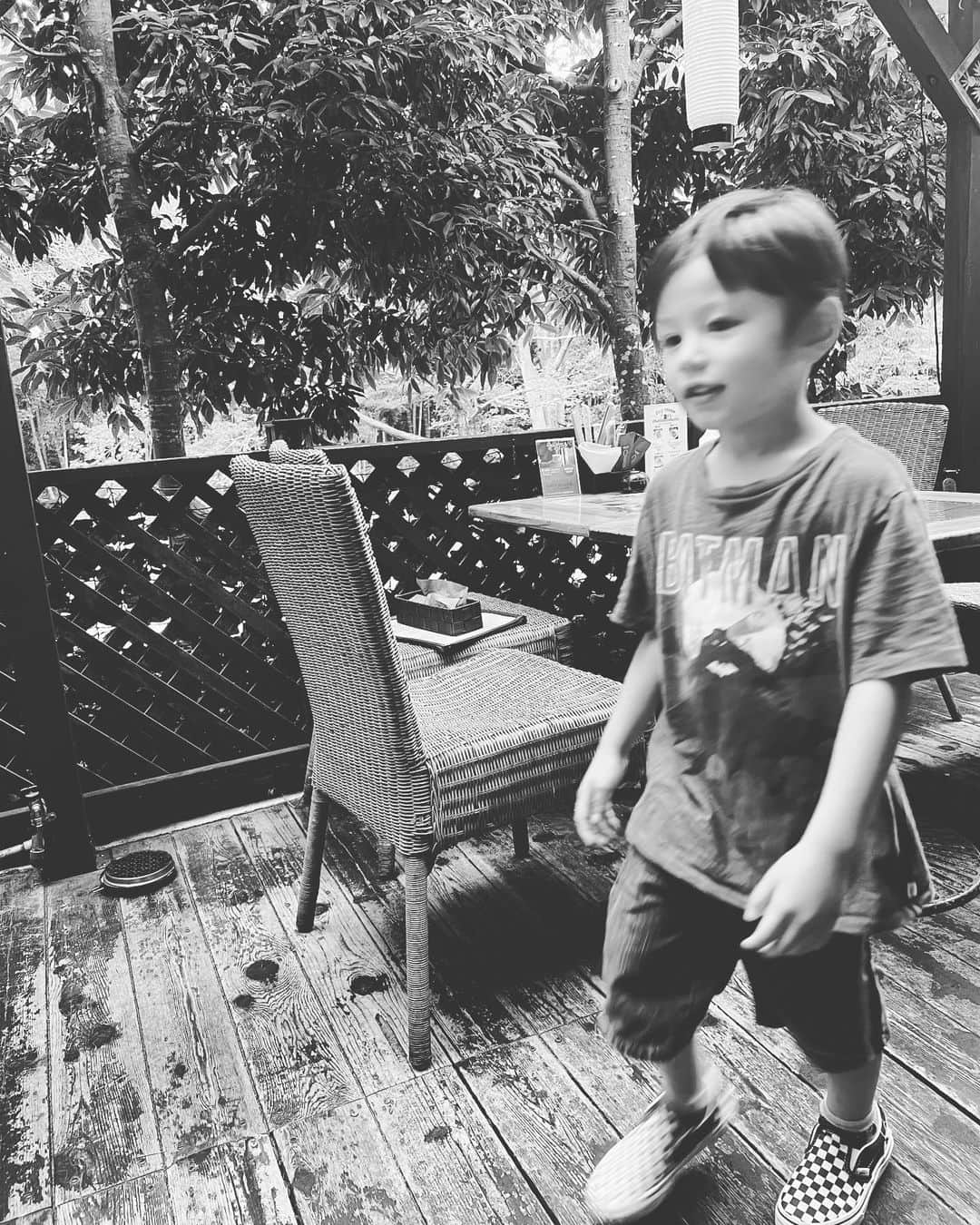 ジェイミー夏樹さんのインスタグラム写真 - (ジェイミー夏樹Instagram)「いろんなことに興味津々な弟とそれに付いて行って見守る兄🙏笑  、 、 、 、 #5歳 #1歳 #男の子のママ」9月20日 18時26分 - jaimie__official