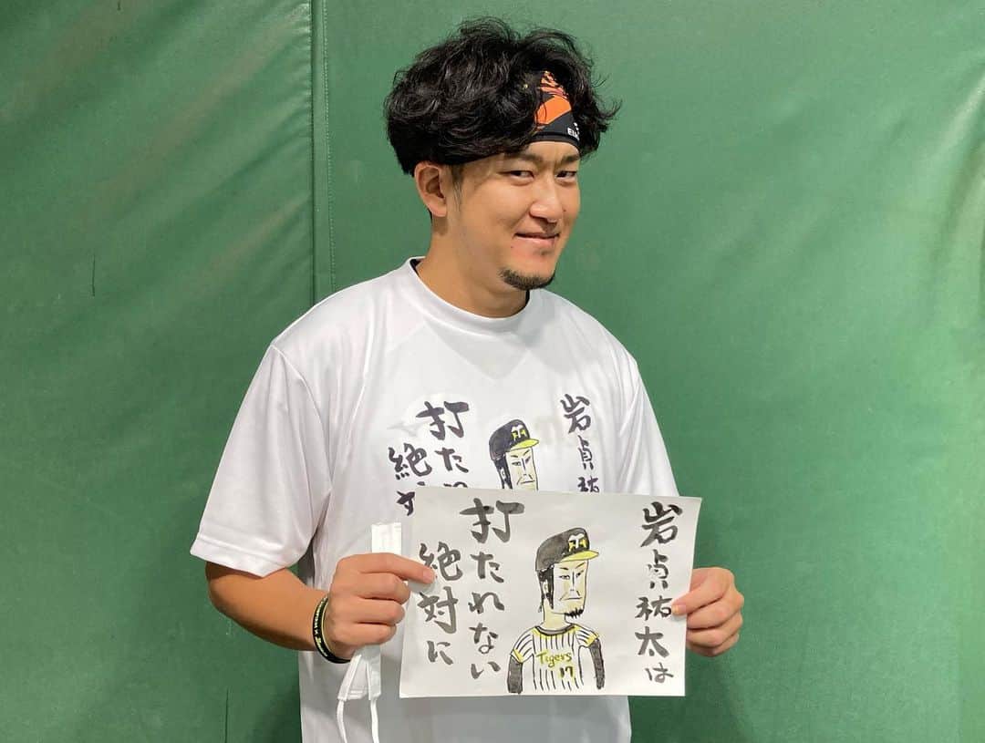 阪神タイガースさんのインスタグラム写真 - (阪神タイガースInstagram)「今日の室内での練習では、ブルペン陣がお揃いの#岩貞祐太 Tシャツを着て練習していました！ #ファンともっとプロジェクト の「タイガース史上最接近応援」企画でファンの方に応募いただいたイラストを、ブルペン陣がTシャツにしたものです！ #岩貞祐太 選手 #10枚目の男  #抑えたくてウズウズしてます #阪神タイガース  #イチにカケル！」9月20日 18時29分 - hanshintigers_official