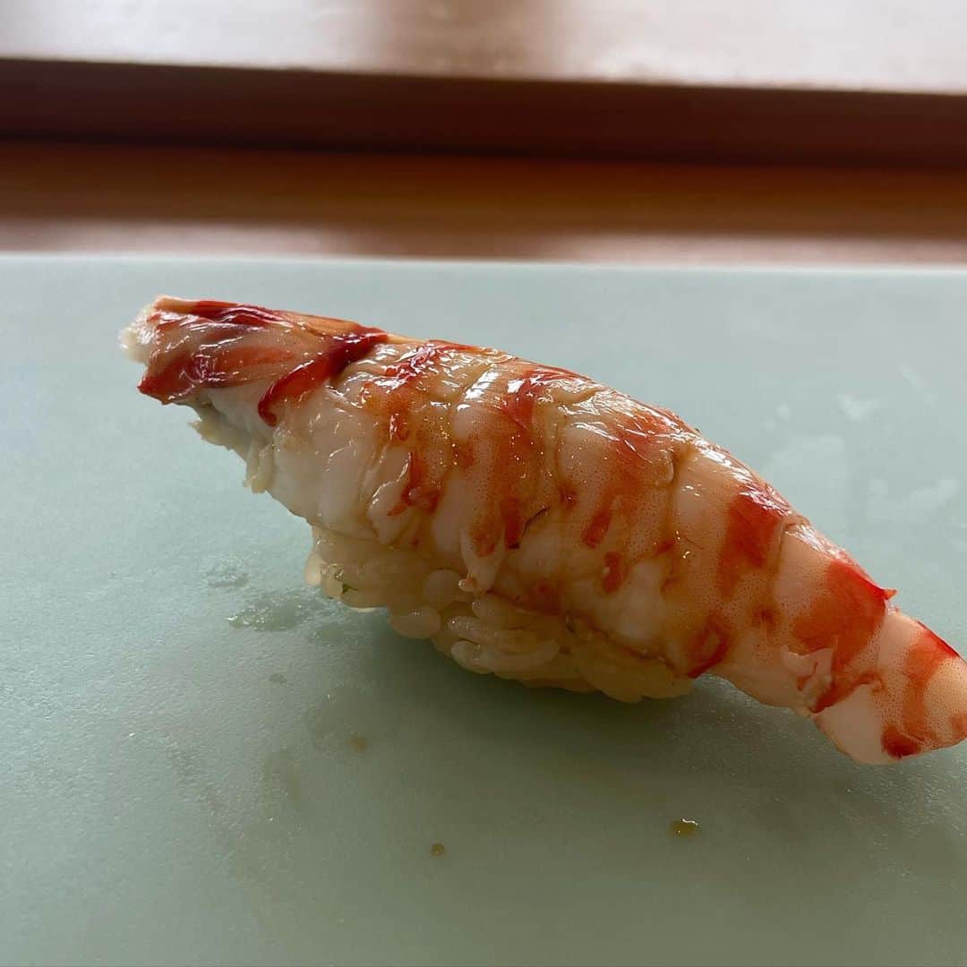 あだち理絵子さんのインスタグラム写真 - (あだち理絵子Instagram)「#鮨希凛  @kirin.awajishima   大将はイケメーン  その後のお寿司も美味しくて。  腹パンなのに 鮮度がここまでいい  #由良雲丹  はなかなか食べれないから お代りしちゃった。  ゆうみもまた行きたいって言ってたのにゴメリンコ w  こちらは お昼が人気で 11時半からと 13時半からの2回転  観光バスで貸切、な日もあるそうですが  直前でも予約とれる時もありますよ☺️  お2人で握るので ペースはちと早く感じました😶  ま、２回転させなきゃだからねー。  夜は18時から1回転  夕方から 日が沈む  #マジックアワー の景色がいいそうですよ。  また来よう。😘  #女子会 #デート飯  にもってこい #わざわざ行きたい #淡路島グルメ #淡路島ランチ #岩屋ランチ #アラフィフコーデ  #ロングベスト #アラフィフ #美味しいもの好きな人と繋がりたい」9月20日 19時23分 - adachi.rieko