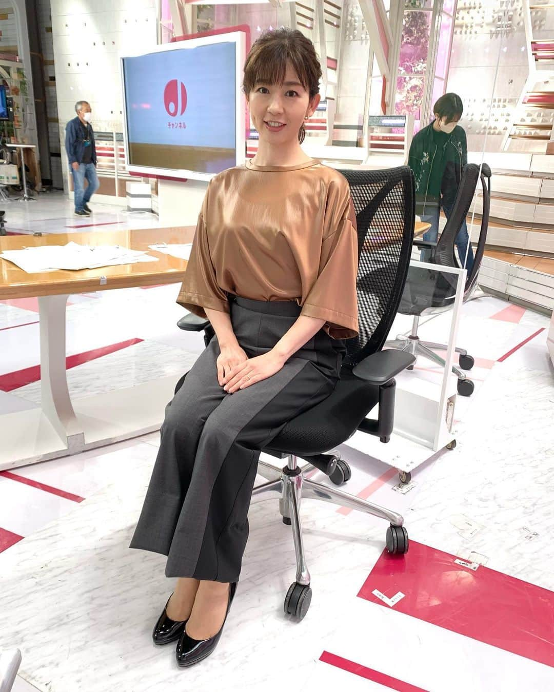 松尾由美子さんのインスタグラム写真 - (松尾由美子Instagram)「. ヘアメイクさんが 金木犀の香りのヘアオイルを使ってくださいました。 秋です。 寝冷えに注意です。  通電火災のニュースがありました。 停電から復旧した時、 電気機器などから火災が発生する恐れがあります。 停電中、特に避難所へ行くなど外出する際は、 ブレーカーを落としましょう。 家にいる際も、 電気機器のスイッチを切ったり コンセントから電源プラグを抜いておくと安心ですね。  秋色の衣装🍁 背中のボタンがアクセントになっていました。  トップス、パンツ 大松サンパリエ @daimatsusanparie  アクセサリー お世話や @osewaya_official  これな感のあるマニッシュなコーデ。 光沢感のあるブラウンのトップスはグレーのパンツと合わせて落ち着いた印象にしてくれます。 サイドに黒の切り替えがあり脚長効果◎  #松尾由美子 #松尾と服 #スーパーJチャンネル #Jチャン #秋色  #通電火災  #寝冷えに注意」9月20日 19時29分 - yumikomatsuo5