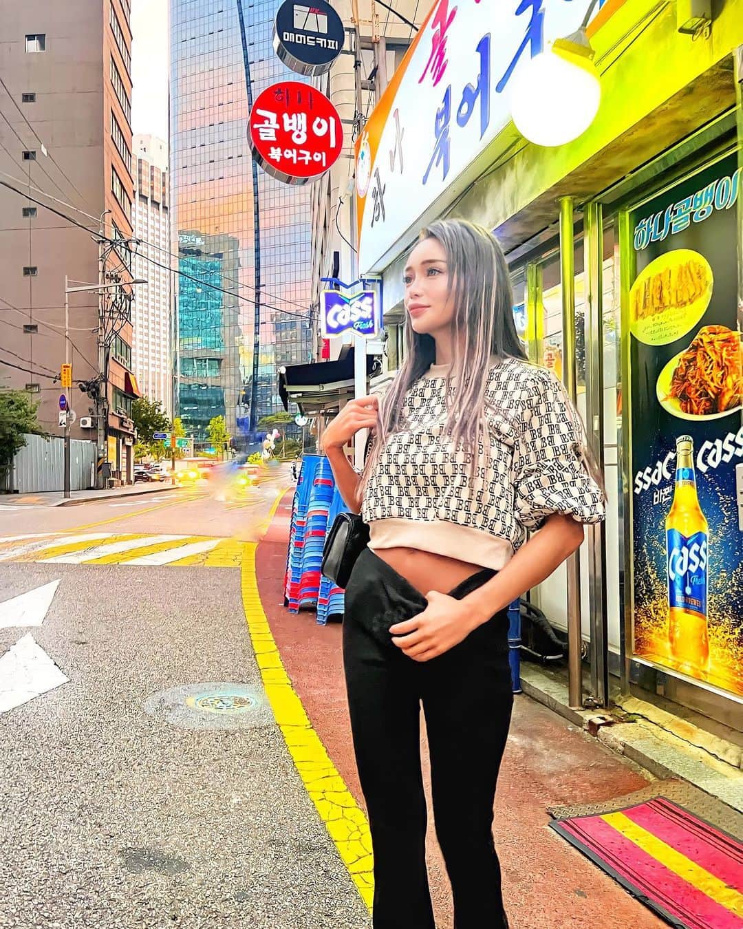 藤木そらさんのインスタグラム写真 - (藤木そらInstagram)「. . 한국 음식은 무엇을 먹어도 맛있네요  걷는 것만으로도 즐거워 (✌🏻️'꒳'✌🏻️) . .韓国はご飯美味しいし、歩いてるだけでも楽しかったなあ♥️🙏💭 . .まだ南大門の屋台は半分くらいでしたが、全然楽しすぎた\[♡_♡]/ . .本場のサンナッチはやばい😭😭気持ち悪いよー😂😂美味しさが全然わからないけど、新鮮すぎだね💓口の中でひっつき虫面白いw . . . .韓国メディア紹介された、シーフード鍋もあっさりして美味しかった💜💙タコが巨大すぎます🥹‼️ . .韓国も行きやすくなったから、また行きたいなぁ(ˆ. ̫ . ˆ♡ｷﾆﾅﾙ . .あと1回は今年中に行きたい😂 . .トップス @loveme_by_ababueno  . . . . . . . . . . . . . . . .#대한민국 #대한민국구석구석 #맛집 #맛집추천 #먹스타그램 #여행스냅 #여행스냅샷 #韓国旅行 #韓国グルメ #韓国グルメ旅 #韓国ストリート #韓国コーデ #韓国好きな人と繋がりたい #韓国情報」9月20日 20時05分 - sorafujiki